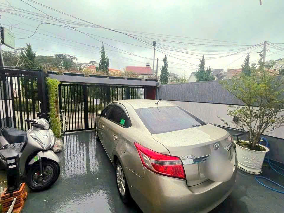 Bán nhà mới sân đậu xe hơi khu dân cư trung tâm, đi chợ đêm Đà Lạt hơn 1km