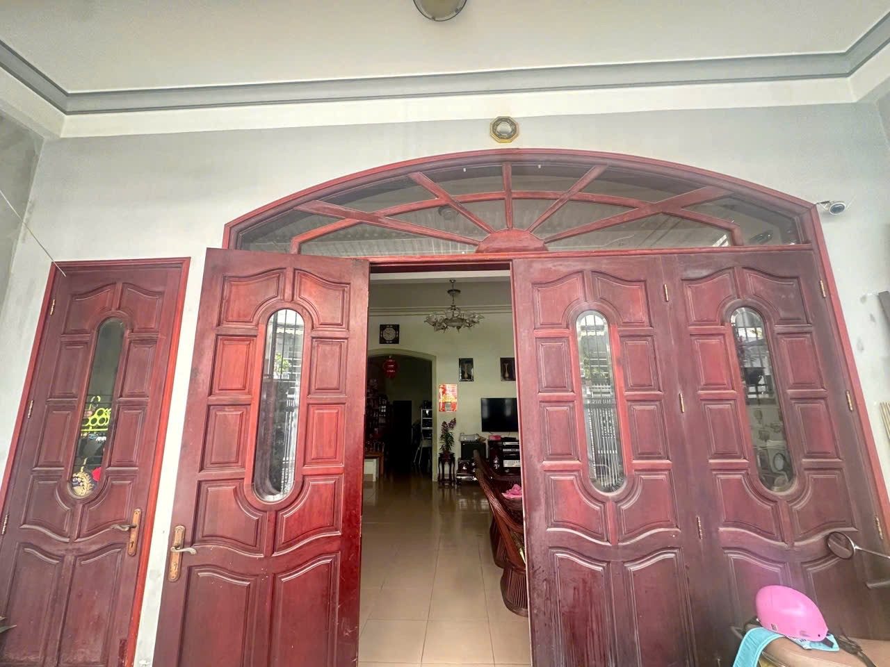 🌊 NHÀ 2 TẦNG GẦN BIỂN – HẺM ÔTÔ NGUYỄN TRI PHƯƠNG, NAM NHA TRANG 🌊

* Diện tích: 94,3m² | Diện tích sàn: 164,4m²
* Ngang 6m hiếm, vuông vức đẹp
* Hướng: Tây Bắc
* Hẻm ôtô rộng, cách đường chính chỉ 3 căn nhà

🏡 Kết cấu:

* Nhà 2 tầng gồm: phòng k