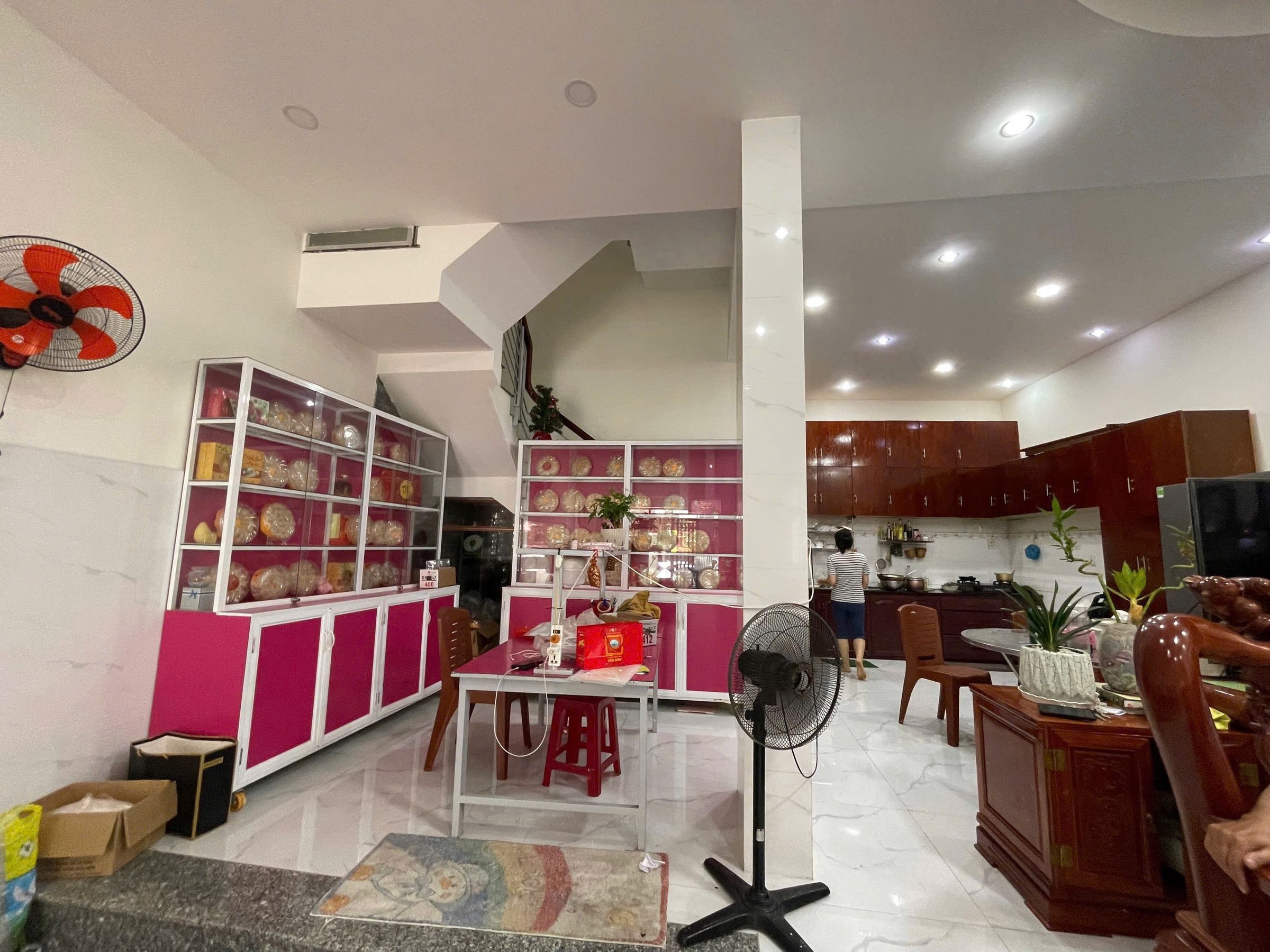 BÁN NHÀ 4 LẦU PHƯỚC LONG – GẦN VÒNG XOAY HOÀNG DIỆU
 • Diện tích: 82,8m² — ngang 7m — hướng Tây Nam
 • Đường ô tô 6m, thông thoáng
 • Kết cấu: 4 lầu — 5PN, 6WC, sân xe rộng, 3 phòng trống
 • Nhà mới, để lại ít nội thất, vào ở ngay
 • Phù hợp gia đình