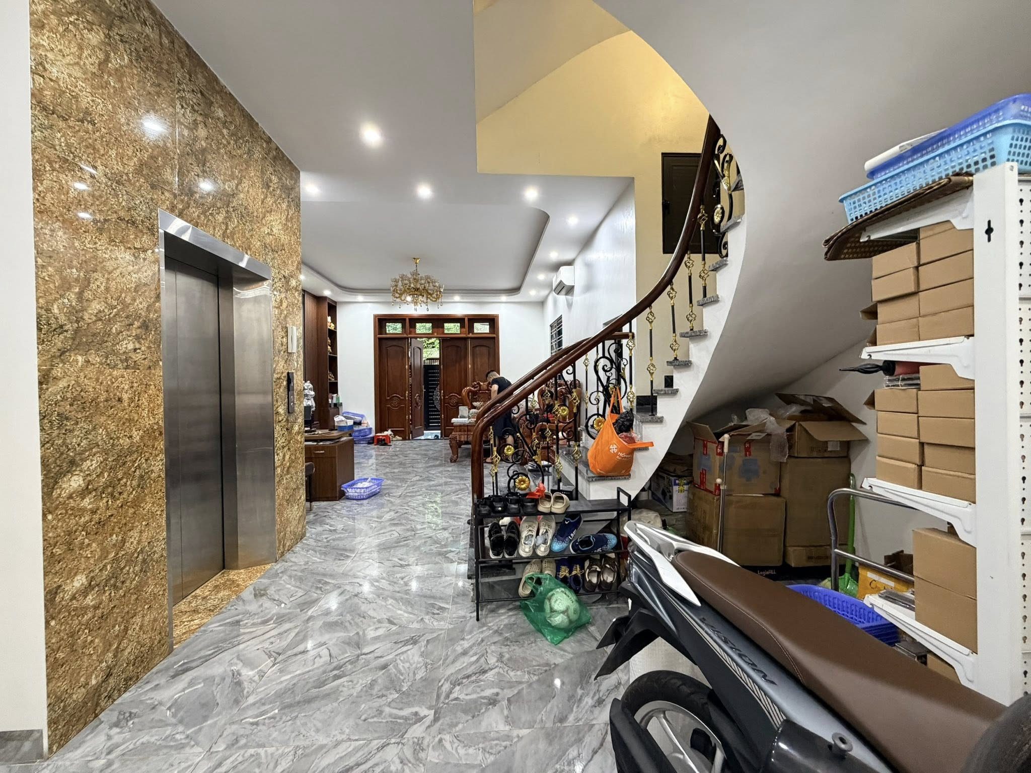 Bán gấp nhà ngõ 2 đường Hoàng Liệt, 60m2, 5 tầng, thang máy, gara ô tô