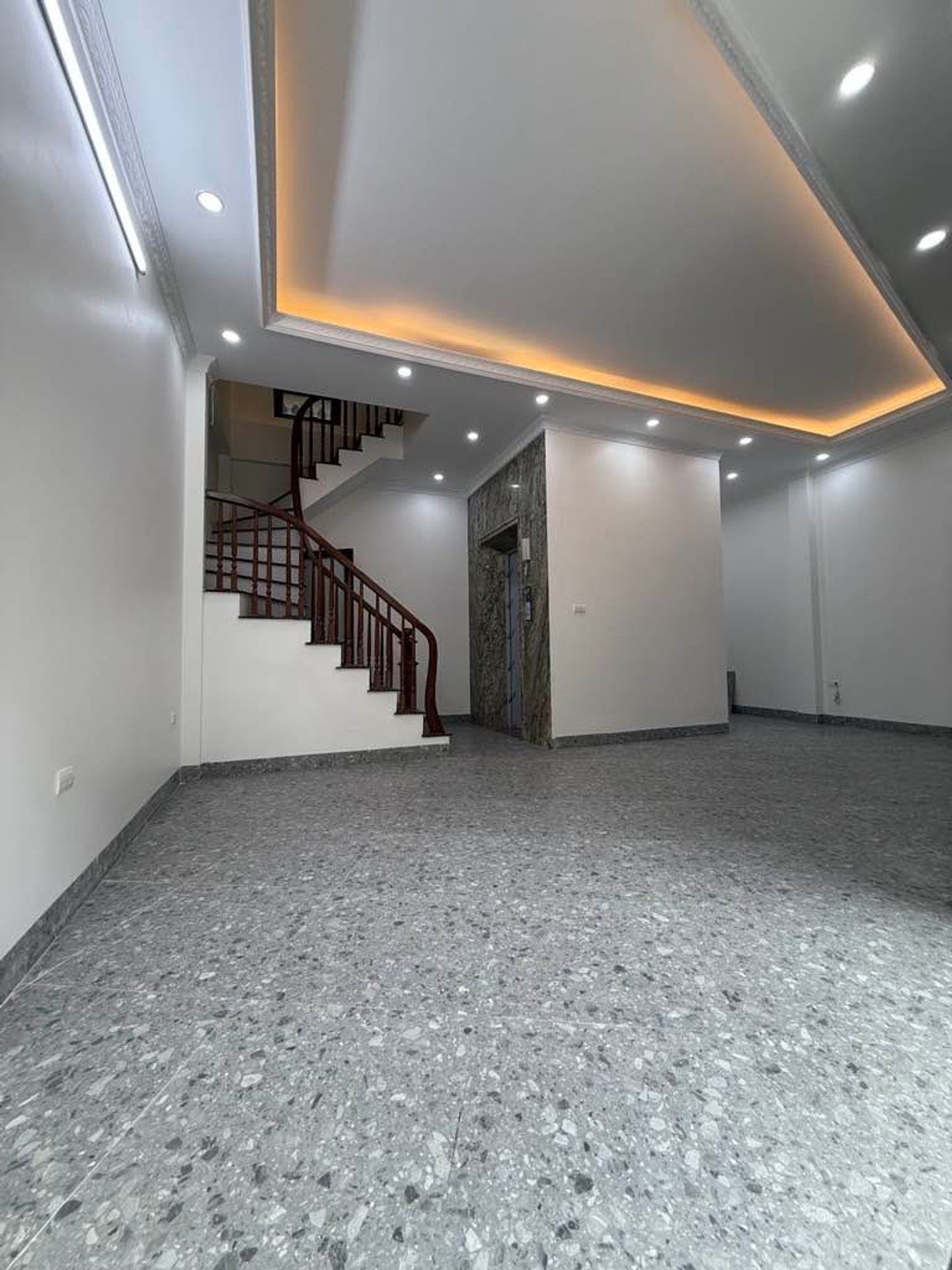 NHÀ ĐẸP HOÀNG MAI – NGÕ TO NHƯ PHỐ – KINH DOANH ĐỈNH CAO - DT 39m - 5 Tầng - MT 7.3m Giá 17.5 tỷ. Gần Hồ ĐỀN LỪ, Đường TAM TRINH
