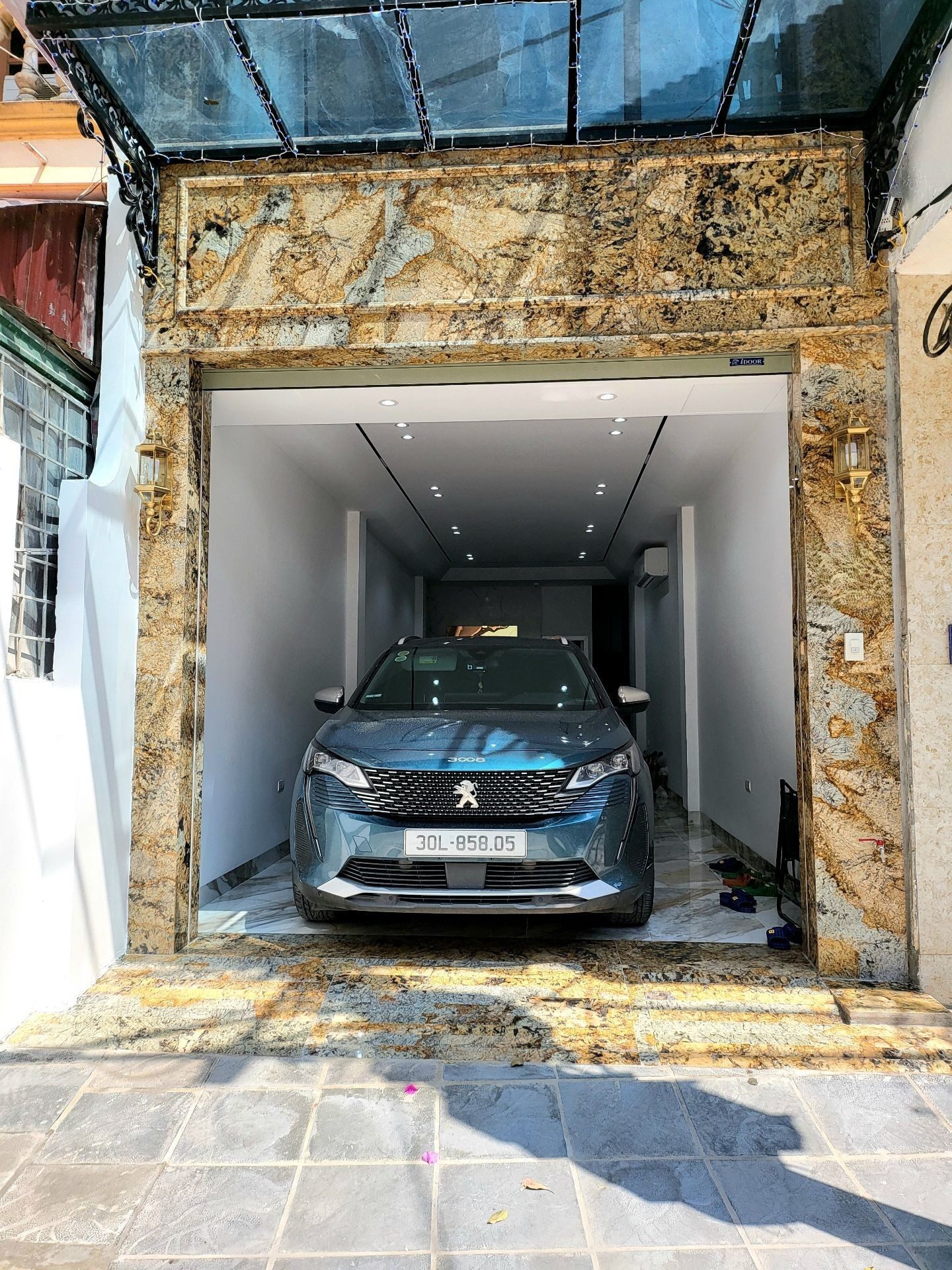 Bán nhà phố Hoàng Mai ô tô vào nhà 7 tầng thang máy mới đẹp 40m giá 18,6 tỷ
