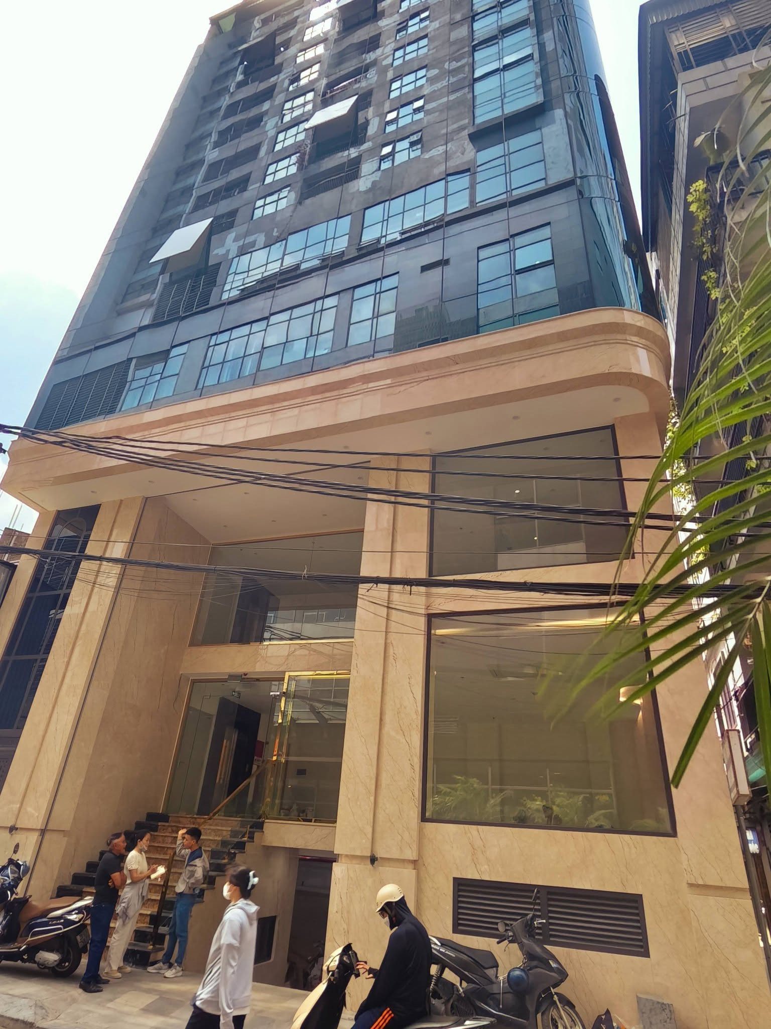 BÁN TÒA NHÀ ĐƯỜNG LÊ VĂN LƯƠNG. 110M2 - 9 TẦNG. THANG MÁY. LÔ GÓC.