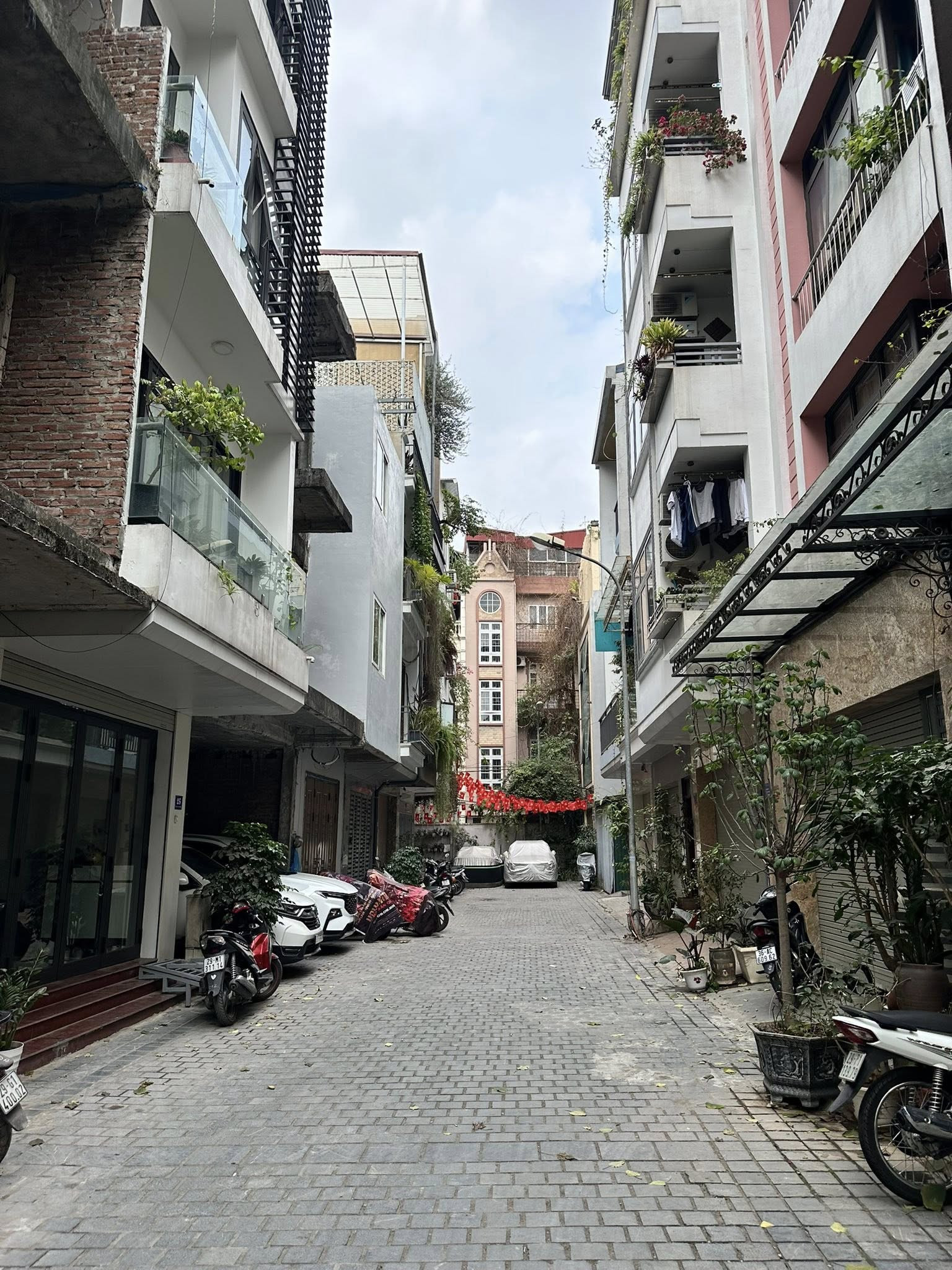 BÁN NHÀ PHÂN LÔ ĐƯỜNG LÊ VĂN LƯƠNG. 100M2 - 5 TẦNG. GARA Ô TÔ. MT 6M.