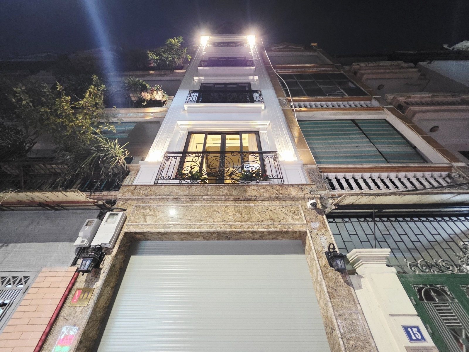 Hoàng Quốc Việt, nhà phân lô 53m2 x 6 tầng, gần 4m mặt tiền
sổ đỏ vuông vắn chính chủ, sẵn sàng giao dịch