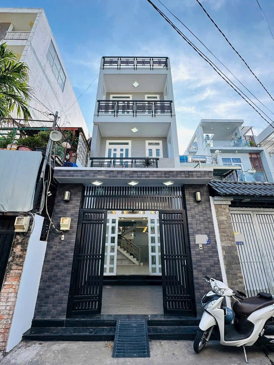 Cần bán gấp nhà 55m² đường Hoàng Sa, P5, Tân Bình. Xây 4 tầng, sân trước nhà, hẻm 4m. Giá 2 tỷ 860