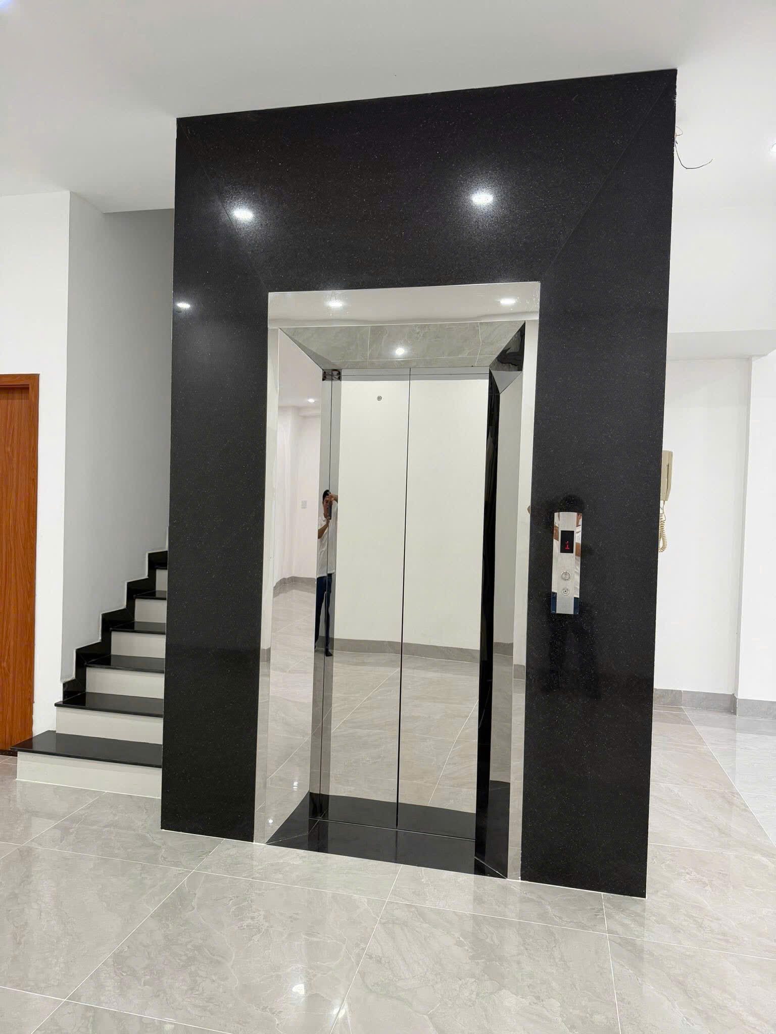 Bán nhà 2 mặt tiền đường Hoàng thị loan Và hoà phú 21 kẹp góc nguyễn chơn, DT 7x20m, giá 20 tỷ 6 Tl