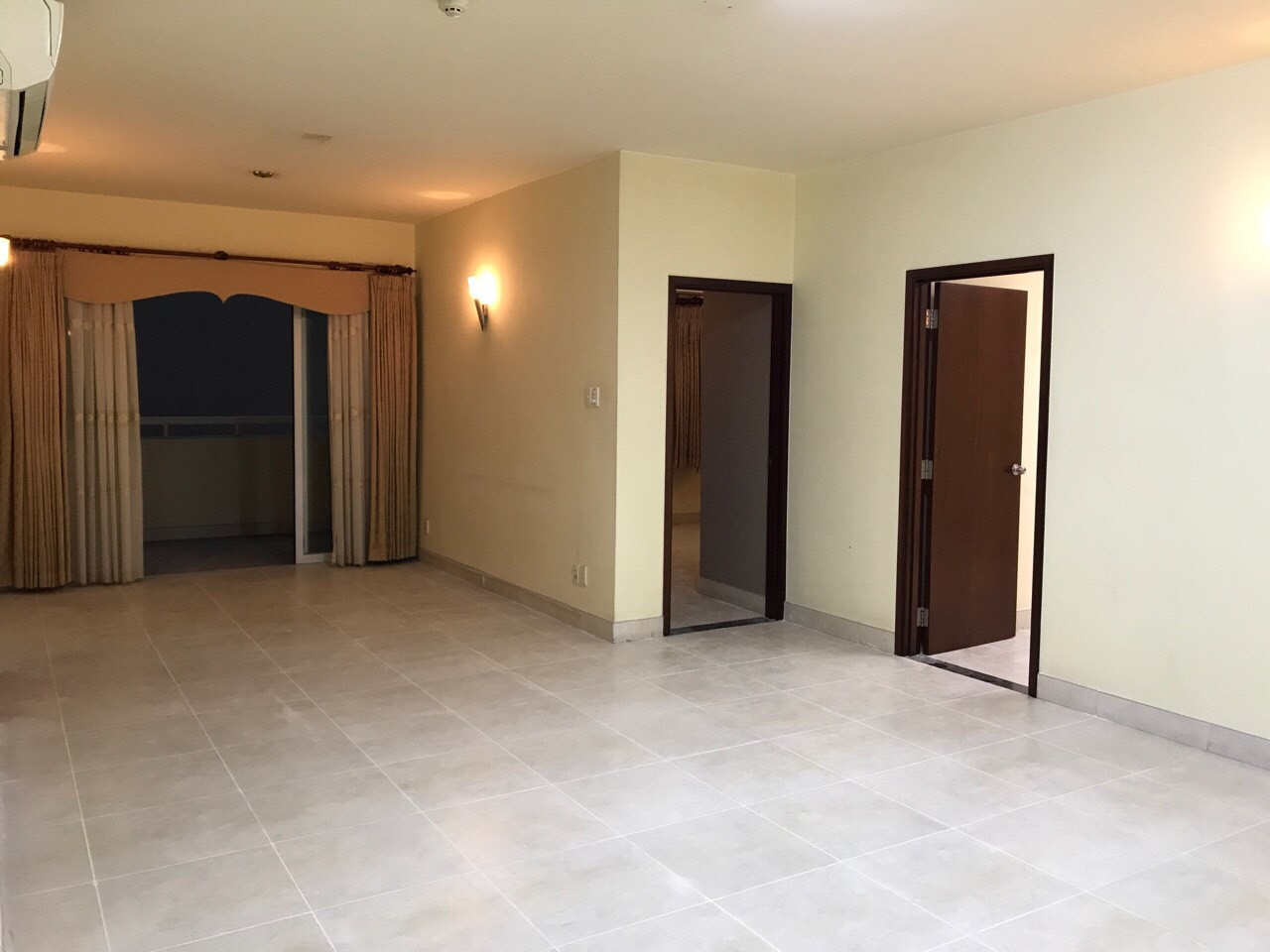 Bán Căn Hộ Hùng Vương Plaza, Quận 5 - 130m², 3PN - Có Suất Ô Tô - Sổ Hồng Riêng - Giá Chỉ 9.8 Tỷ