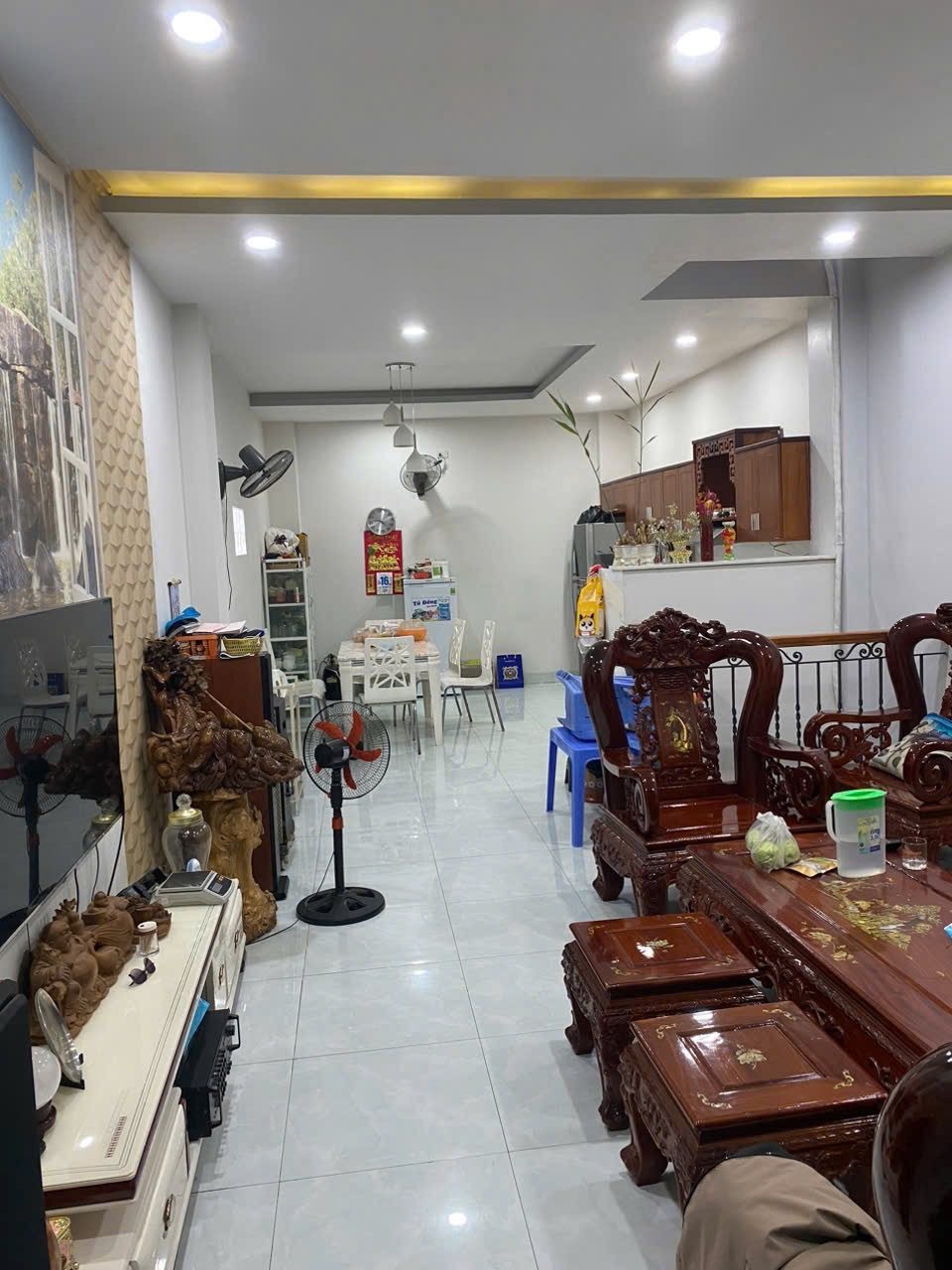 😍 NHÀ ĐẸP NGAY TRUNG TÂM KHU BÀN CỜ NHA TRANG - ĐƯỜNG HỒNG BÀNG

 👉 DT : 97,4m2 - Ngang 4m 
        •  DT xây dựng : 310 m2

Nhà 4 tầng , gồm 4 phòng ngủ, 4 toilet . Có thang máy đầy đủ
Tiện ích bán kính 1 km: Đầy đủ
Giá bán : 27 tỷ
_______
Alo C