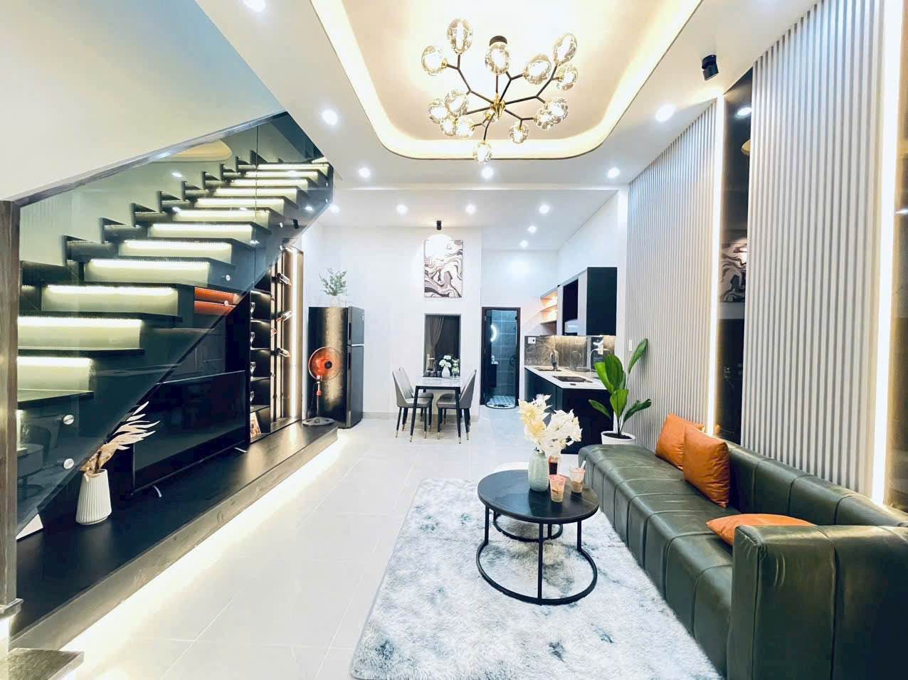Bán nhà mặt phố tại Hồng Hà, 19,6 tỷ, 118 m2, 4PN, 3WC, pháp lý đầy đủ