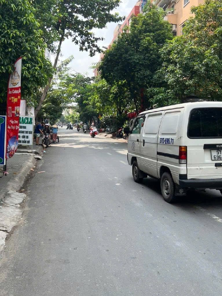 Mặt tiền đường HỒNG LẠC, ngay Lạc Long Quân, Bảy Hiền, kết nối Lý Thường Kiệt, Gần Chợ Vải Tân Bình.