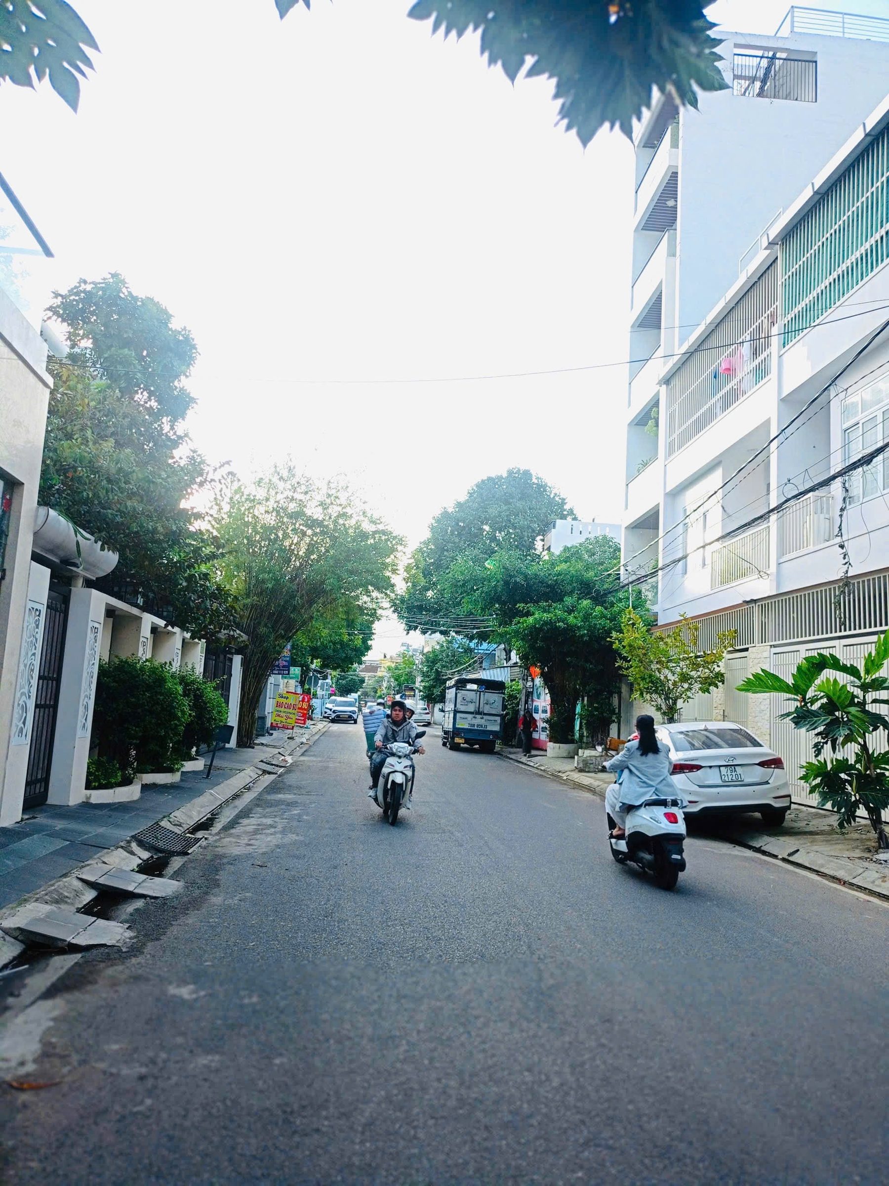 GẤP BÁN NHÀ MẶT TIỀN - ĐƯỜNG HỒNG LĨNH - KHU BÀN CỜ 💰21,TỶ 800 triệu ( LVCC )
- Diện tích : 93.5m2 ( ngang 5m )
- Nhà 6 tầng gồm 13 phòng ngủ , 14 wc, có thang máy. Vị trí trung tâm thành phố
- Sổ hồng hoàn công
💰21.Tỷ 800 triệu ( thương lượng nhẹ )