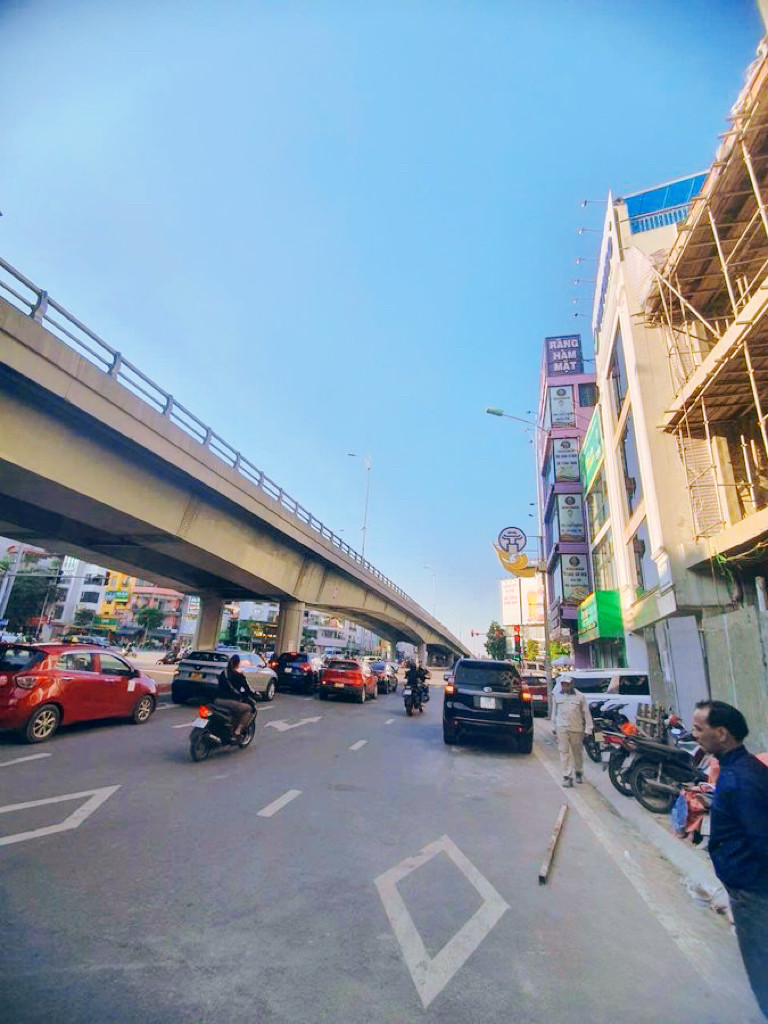 MP Hồng Tiến - L. Biên. Gara ô tô , KD sầm uất. Vỉa hè đá bóng. Ngay ngã tư Nguyễn Văn Cừ, Ngọc Lâm, Bồ Để