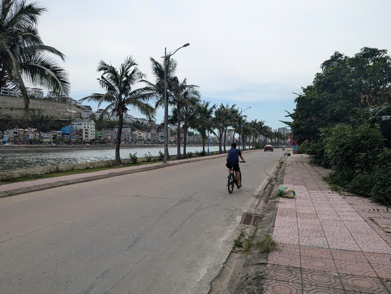 BÁN LÔ ĐẤT ĐẸP XÂY KHÁCH SẠN MẶT ĐƯỜNG HÙNG THẮNG VIEW HỒ DỰA NÚI VỊ TRÍ ĐẮC ĐỊA