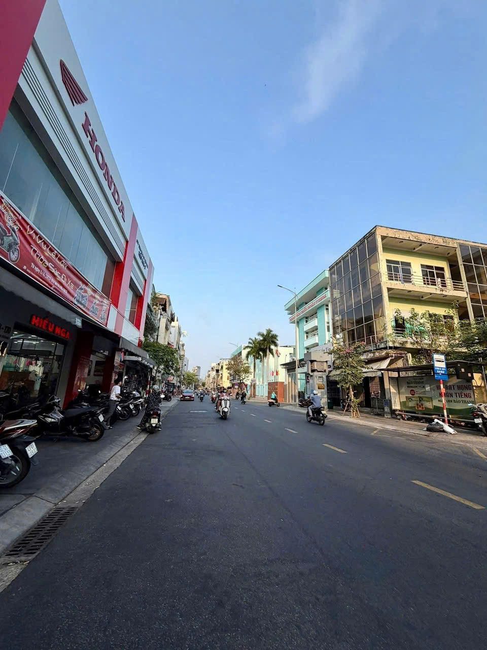 Cho thuê nhà mặt tiền Hùng Vương - Nhà 6 tầng