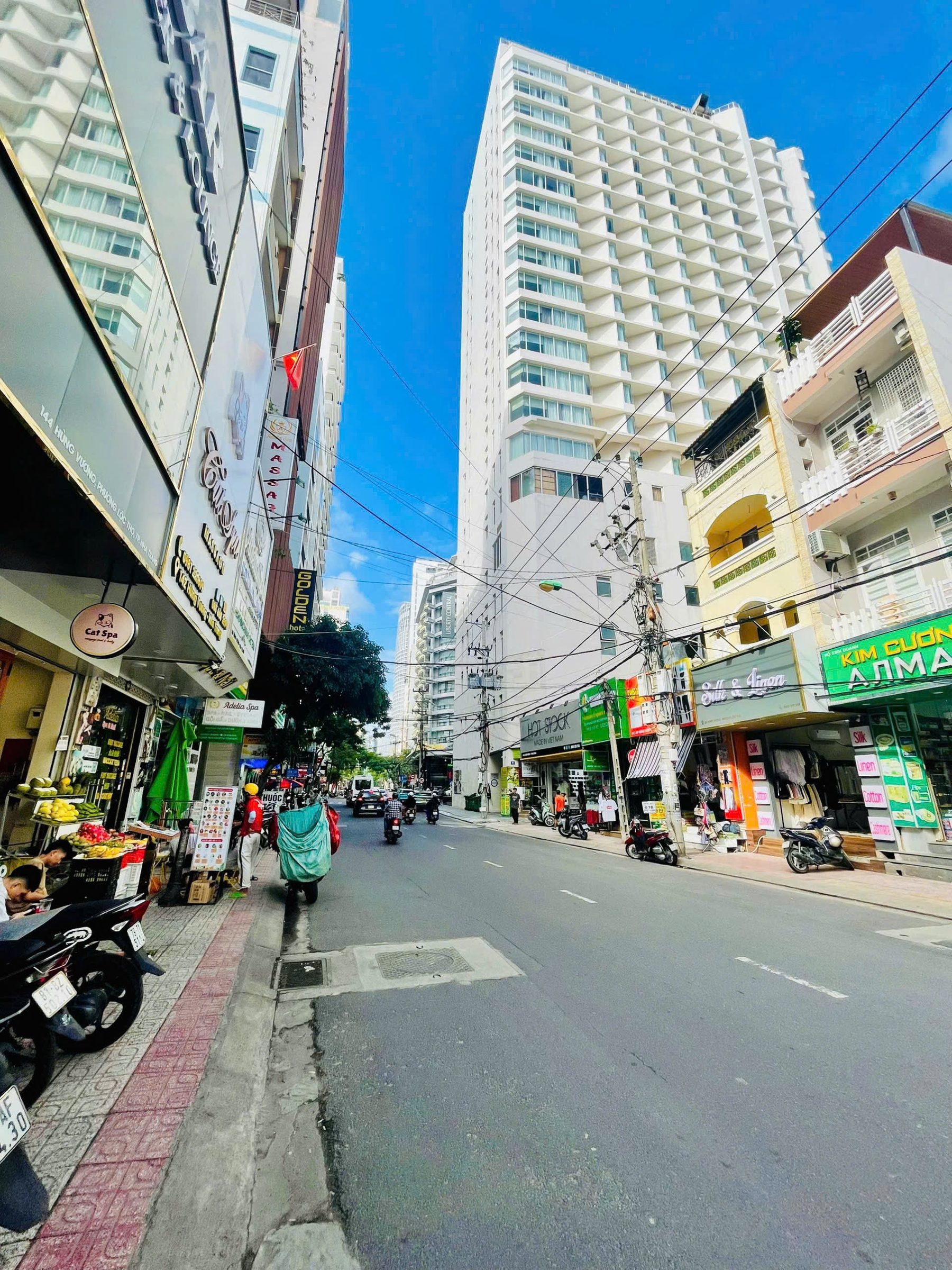 Bán khách sạn 5 sao mặt tiền đường Hùng Vương Nha Trang Khu phố Tây full phòng quanh năm