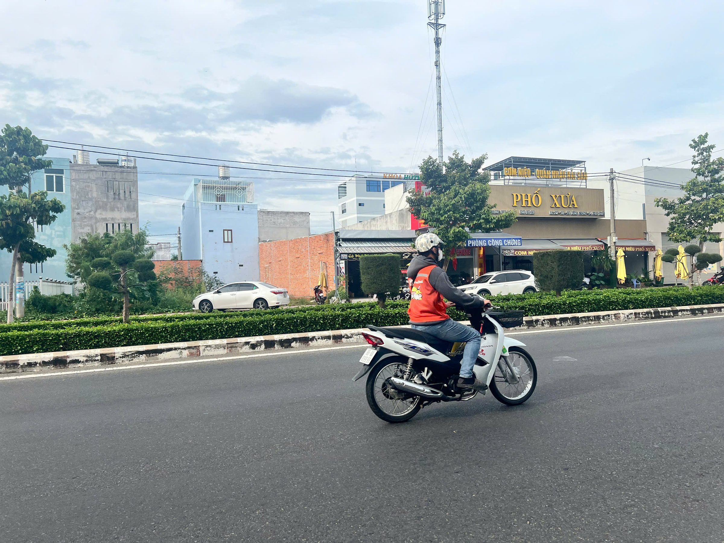 Bán 2 lô đất (1 đất+ 1 nhà) giá tốt mặt tiền kinh doanh đường hùng vương