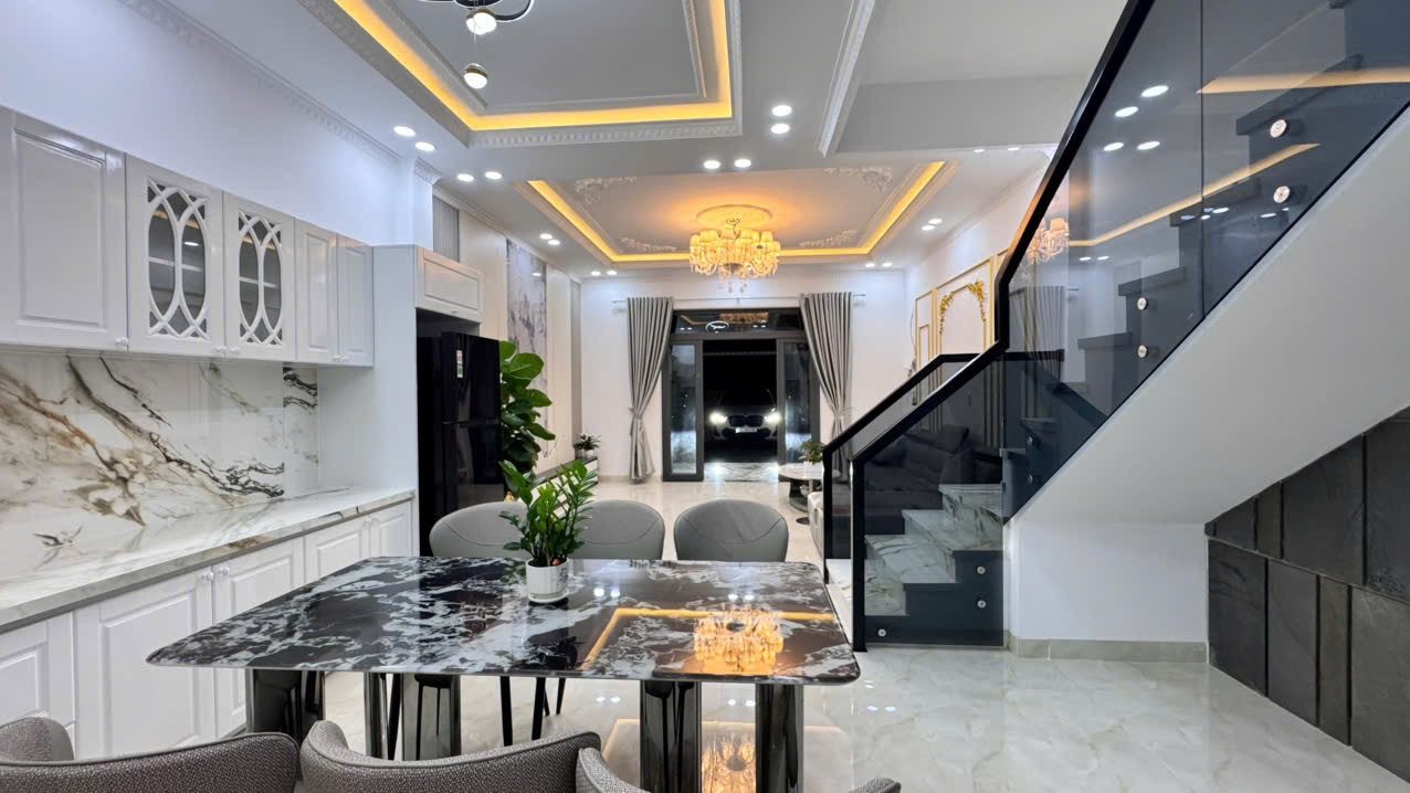 Bán nhà 1 trệt 1 lầu đúc mái ngói thật mặt đường nhựa Hương Lộ 45 Diên Phú hiện trạng 12m quy hoạch 20m thuận tiện kinh doanh buôn bán.Sân đậu ô tô thoải mái 
👉🏻Nội thất như hiện trạng trong nhà  :Sopha,bàn ăn ,rèm cửa,tủ bếp,kệ tivi,tủ lạnh ,2 bộ giường