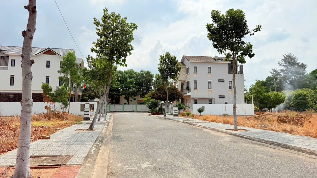 BÁN LÔ BIỆT THỰ 200M2 GIÁ CHỈ 2TY2 SÁT BIỂN LONG HẢI – CHỈ 100M RA BIỂN