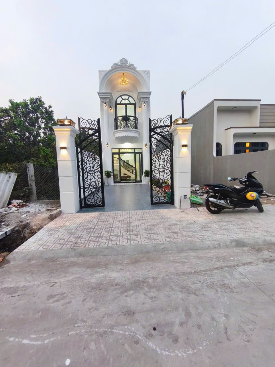 NHÀ LẦU TÂN CỔ ĐIỂN SANG CHẢNH. Long Hòa A, Đạo Thạnh. Giá chưa đến 2 tỷ.