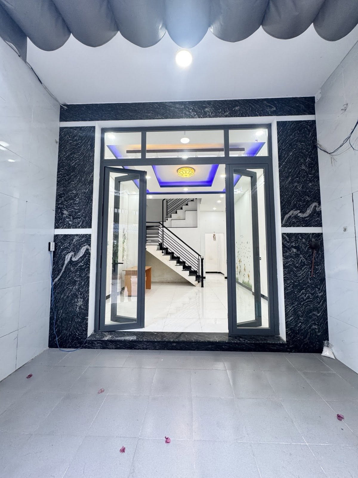 Nhà riêng tại đường Nguyễn Hữu Trí, xã Tân Nhựt, Hồ Chí Minh - huyện Bình Chánh, Hồ Chí Minh cũ là một cơ hội tuyệt vời cho những ai đang tìm kiếm một nơi ở thoải mái và tiện nghi. Với diện tích 100m², ngôi nhà này có thiết kế hợp lý và đầy đủ các tiện íc