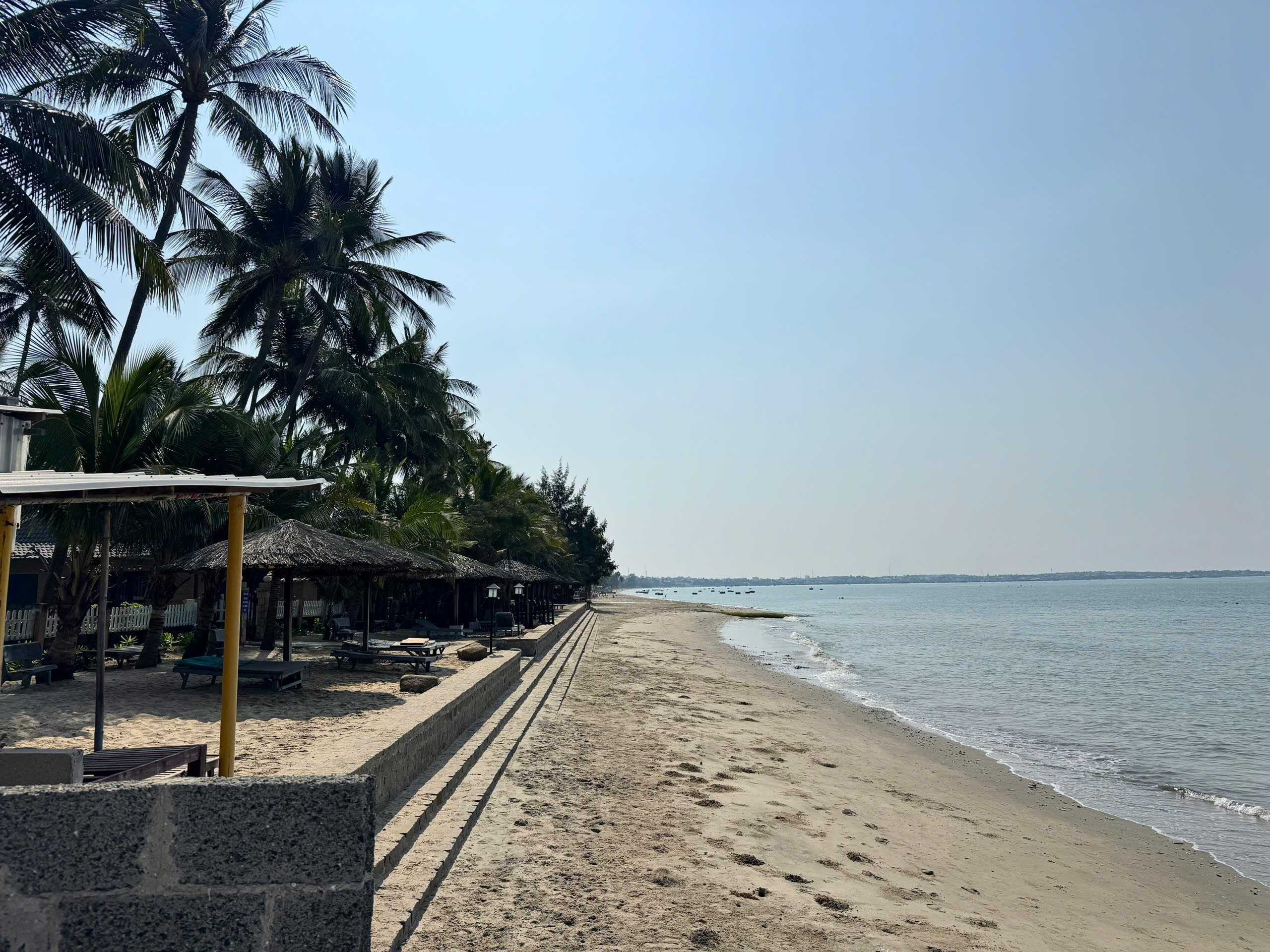 Kẹt tiền cần bán resort biển 2500m thổ cư mặt tiền biển Huỳnh Thúc Kháng, Mũi Né
