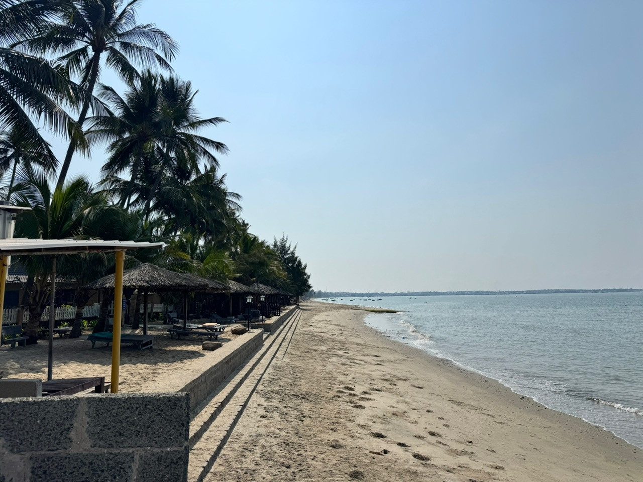 Kẹt tiền cần bán resort biển 2500m2 thổ cư mặt tiền biển Huỳnh Thúc Kháng, Mũi Né