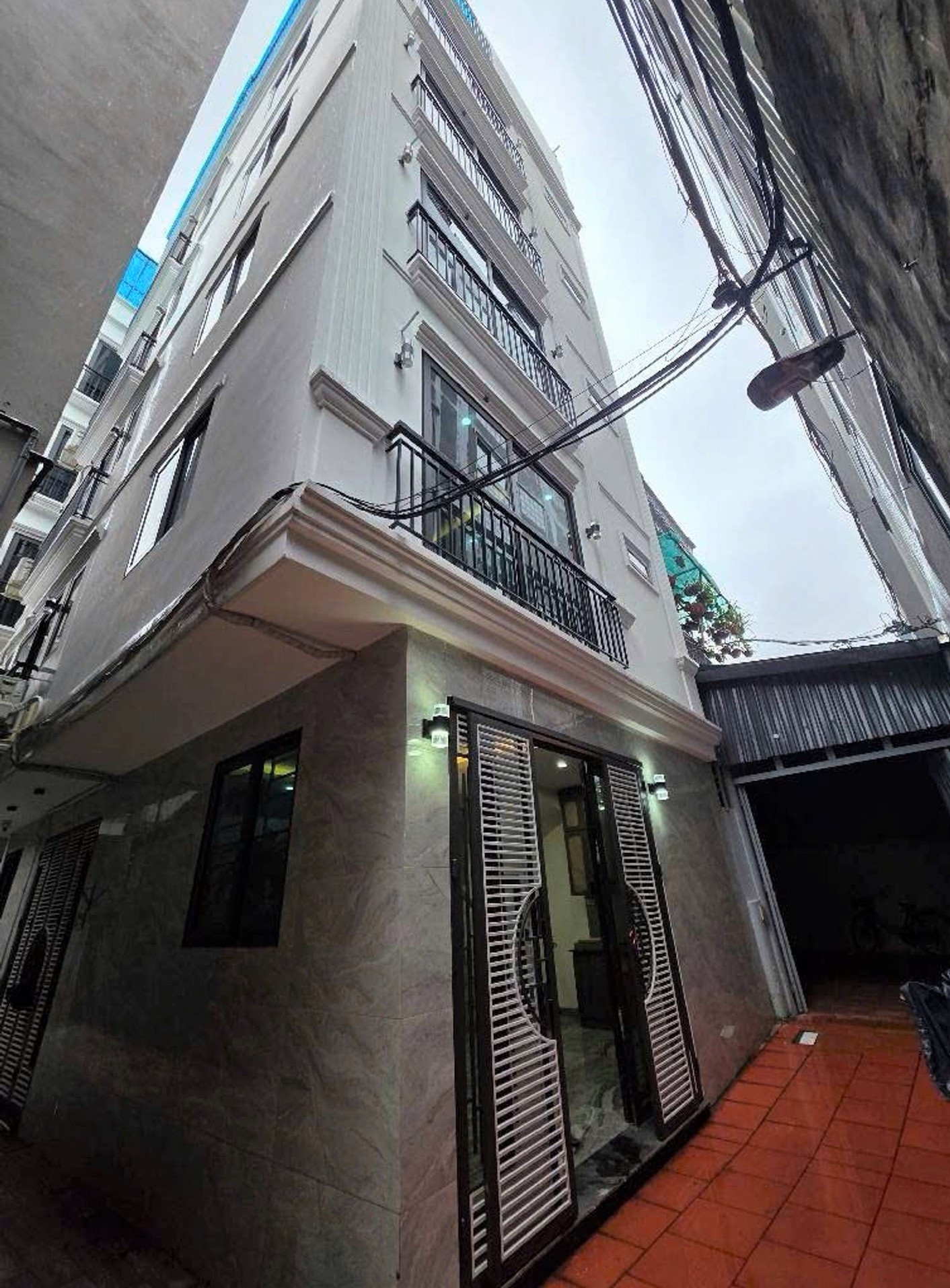BÁN NHÀ SIÊU PHẨM KẺ TẠNH, GIANG BIÊN - 6 TẦNG 4 NGỦ - CĂN GÓC - Ô TÔ ĐỖ CỬA - 15M RA PHỐ
