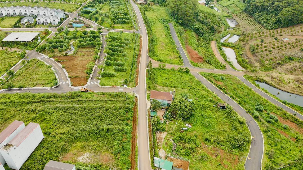 Đất nền nghỉ dưỡng trung tâm Bảo Lộc. Từ 1,3 tỷ/nền, có nhà hàng, hồ bơi, tiệm cafe, vườn trái cây.
