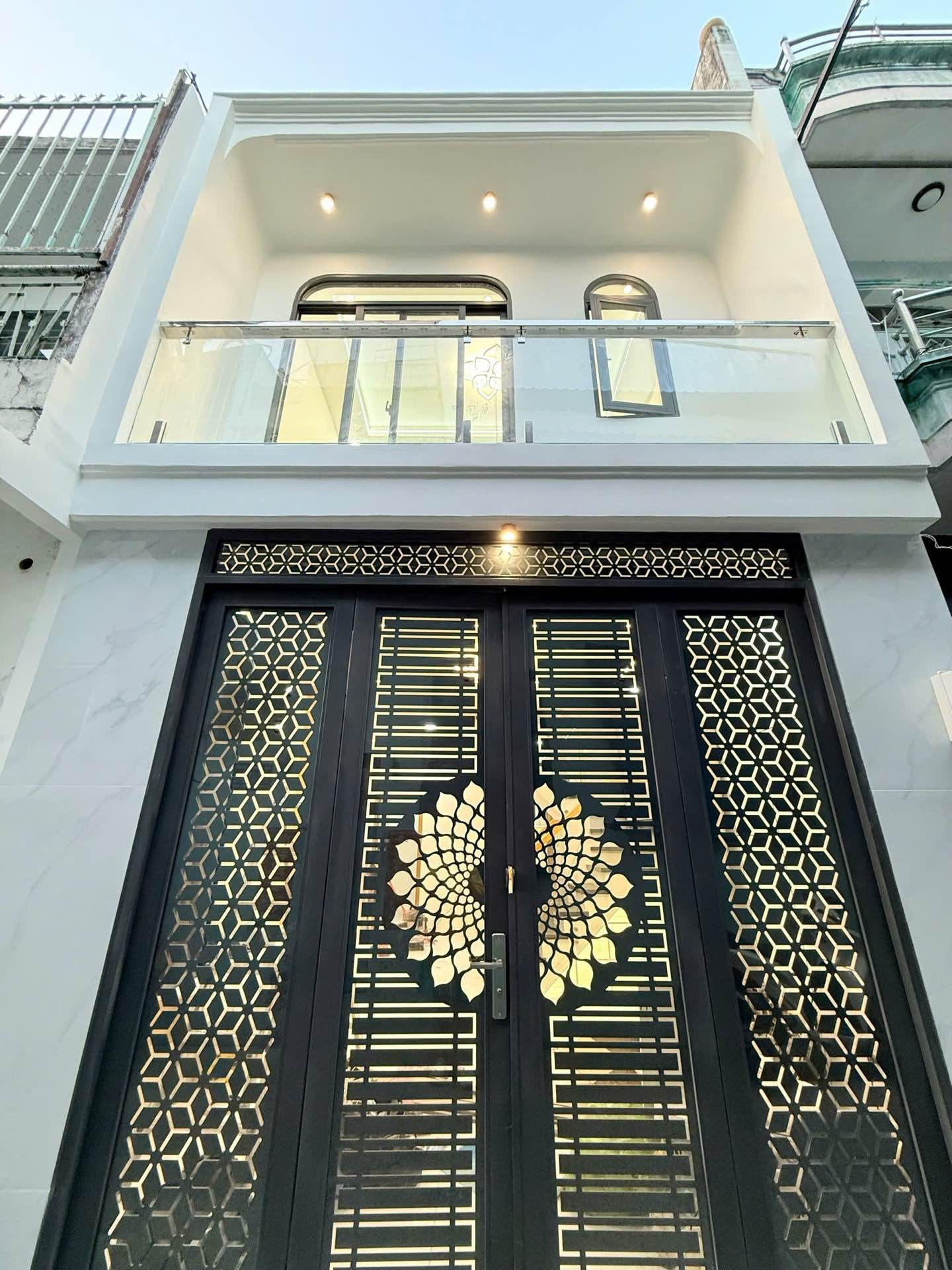 SIÊU PHẨM KẾ BÊN ĐẦM SEN - HOÀ BÌNH - KHUÔNG VIỆT - TÂN PHÚ - HXH CÁCH 1 CĂN RA MT - VUÔNG A4 - 40M2 - 2 TẦNG - 3 PN 2 WC - TẶNG FULL NỘI THẤT - NHỈNH 6 TỶ. 🌹🌹🌹