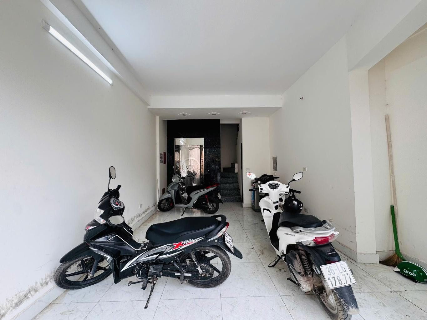 Bán nhà Yên Vĩnh 31m2 - Thang máy, Ô tô vào nhà - Dòng tiền ổn định - Giá 6.3 tỷ