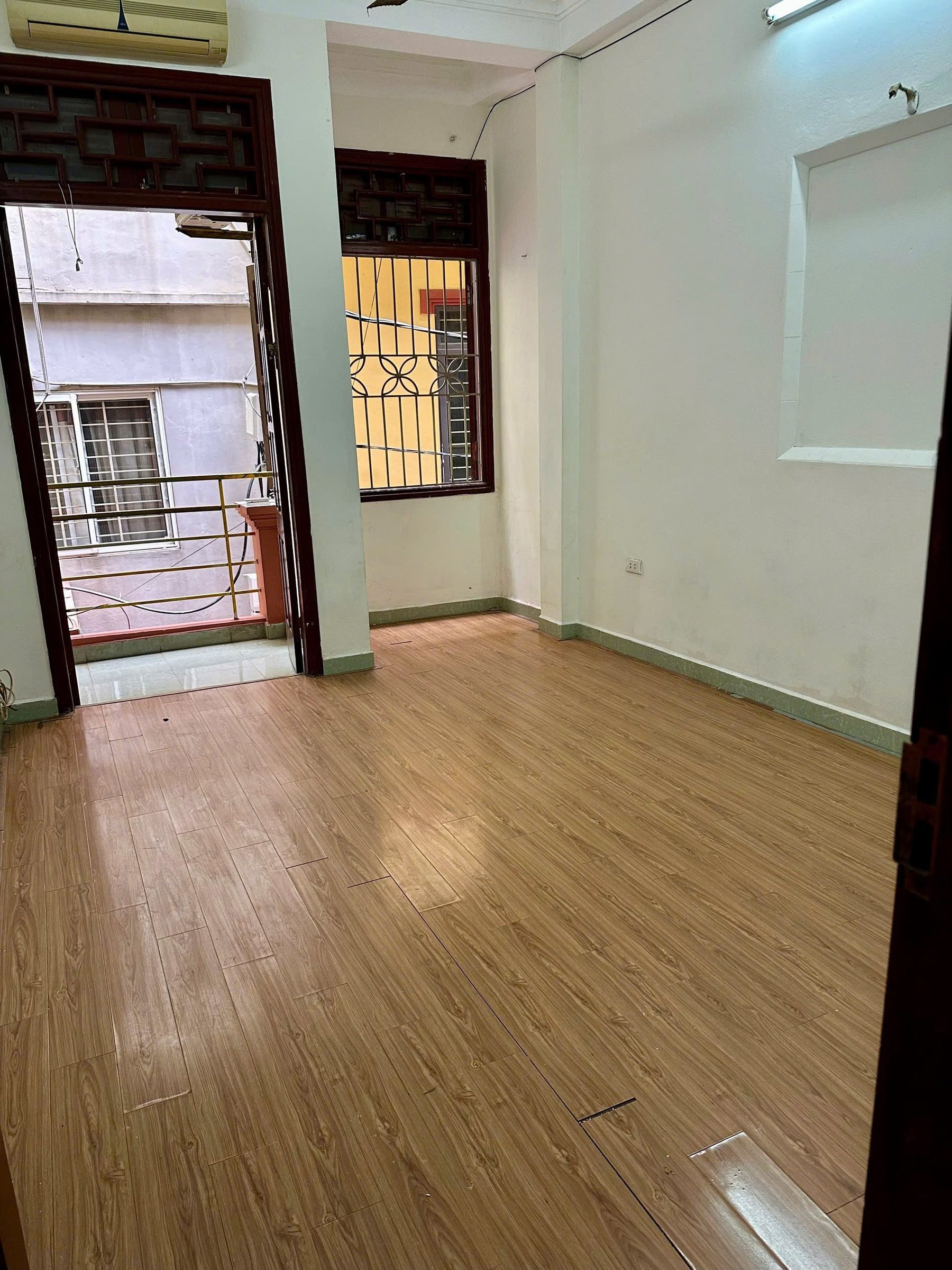 Nhà nguyên căn Kim Giang 60m2, 3 ngủ có điều hoà.Gần chợ Quang, ngõ ba gác, sát phố.