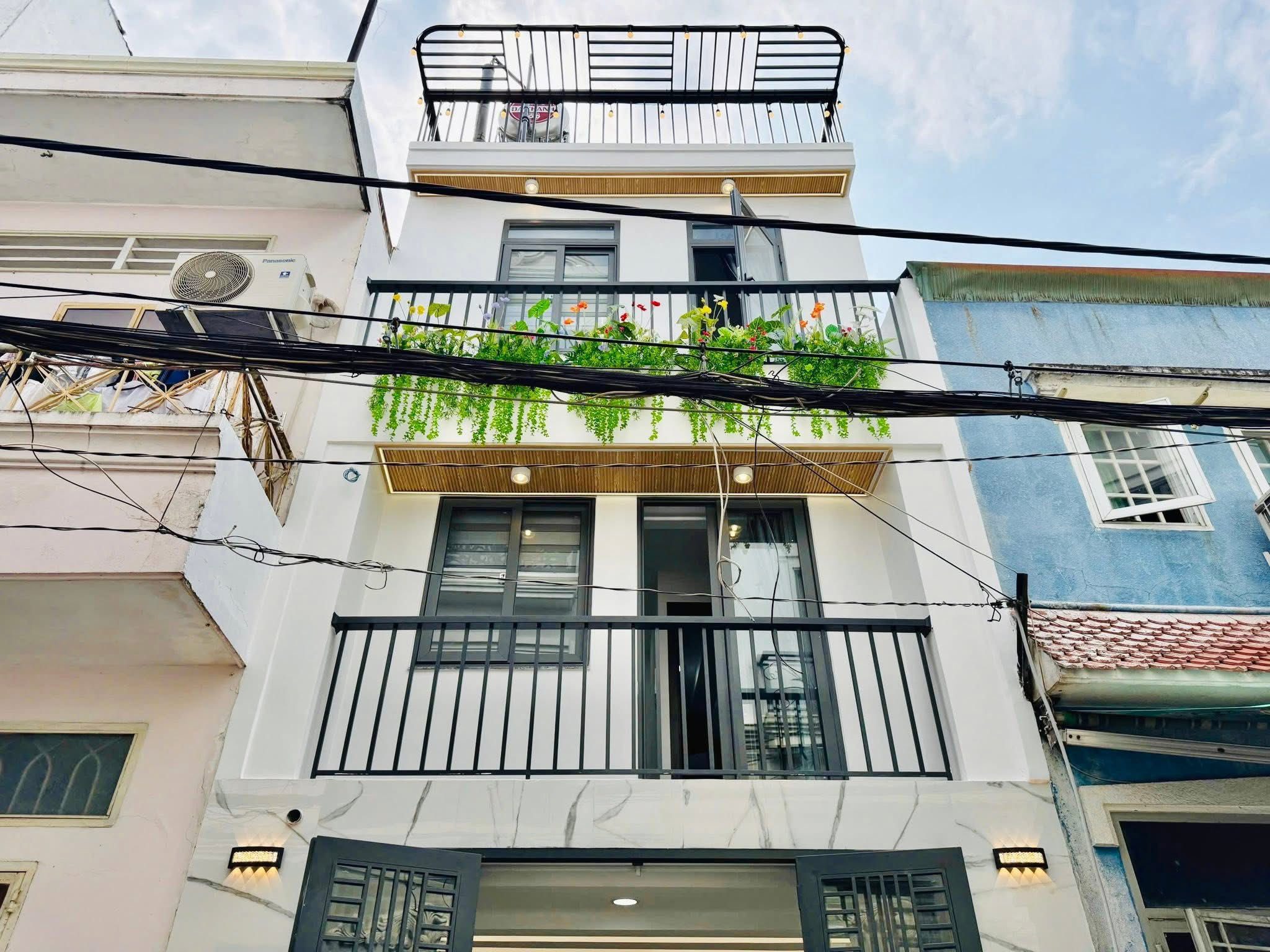 Căn nhà bán ngộp. Kỳ Đồng, P1, Q3. Giá 2 tỷ 700tr tỷ. DT 65m2 (5x13m). hẻm 8m. Cho thuê 30tr/tháng. Sổ Hồng Riêng chính chủ