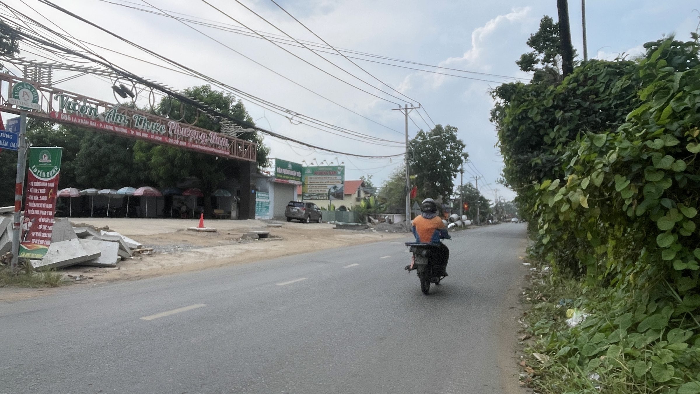 NHÀ HÀNG ẨM THỰC SÂN VƯỜN 2 MẶT TIỀN LÃ XUÂN OAI 3500M NGANG 35M DOANH THU 300TR/THÁNG - ĐƯỜNG DỰ KIẾN MỞ RỘNG 30M - 135 TỶ.
