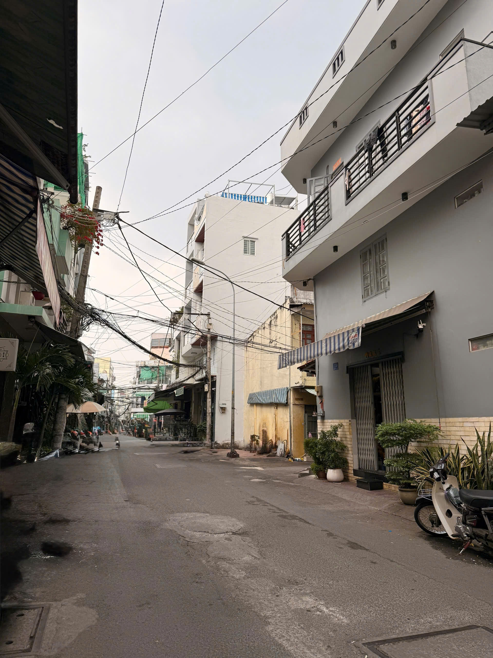 BÁN NHÀ HẺM KINH DOANH NHƯ MẶT TIỀN – LẠC LONG QUÂN, SÁT VÁCH ĐẦM SEN ( 3.5x12m)