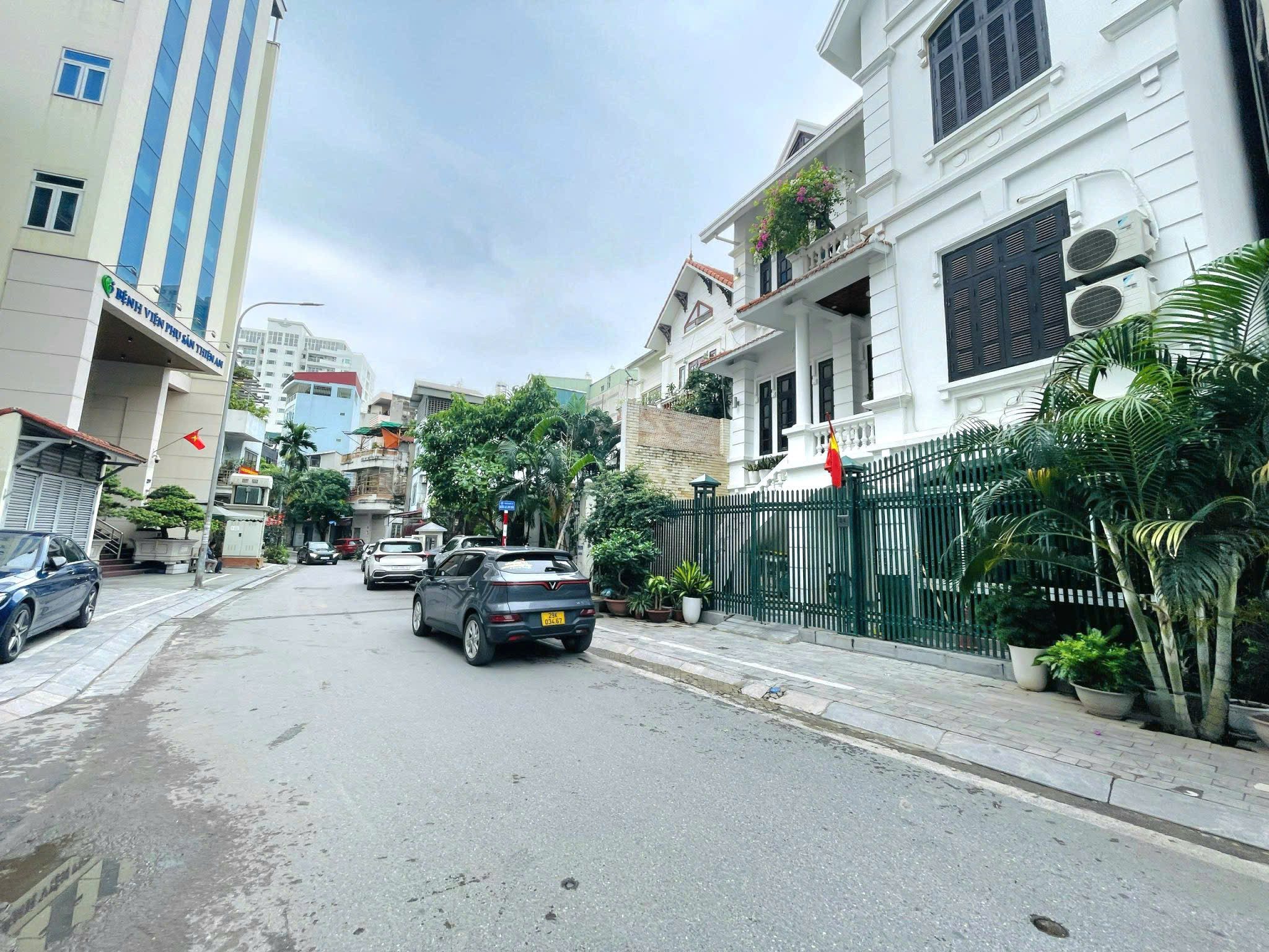BIỆT PHỦ TÂY HỒ - FULL THỔ CƯ 750M - 1 SỔ - QUY HOẠCH ỔN ĐỊNH- ĐƯỜNG 8M - VỈA HÈ 6M- THANG MÁY - ĐƯỜNG THÔNG