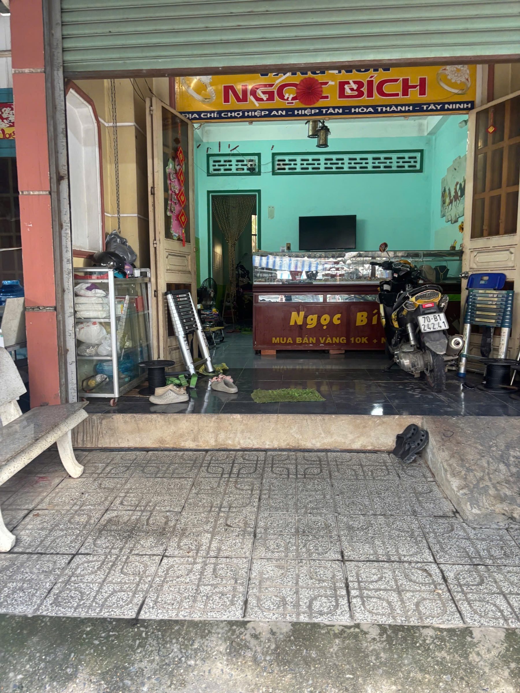 Nhà ở và bún bán năm trong chợ Hiệp An ( chợ chuẩn bị xây mới lại)