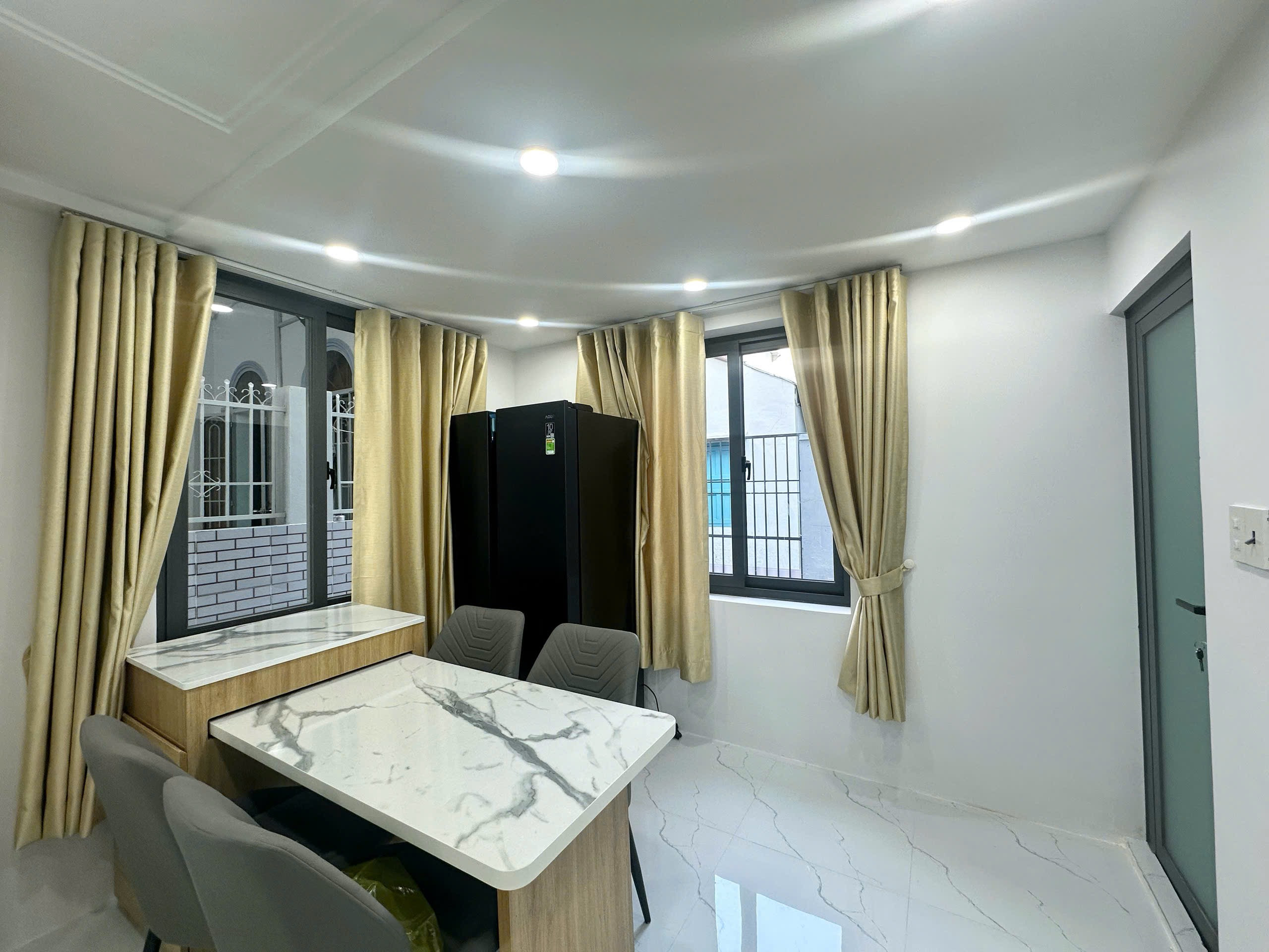 BÁN NHÀ 2 TẦNG NỘI THẤT MỚI - VỊ TRÍ TRUNG TÂM DU LỊCH ĐÊM TP. NHA TRANG – GẦN BIỂN 🌊 - VỊ TRÍ CAO RÁO KHÔNG NGẬP
📍 Hẻm Lạc Thiện, P. Vĩnh Thọ – Gần Kè Trần Phú
📈 Có thể cho thuê 6 triệu/tháng – Khai thác tốt!