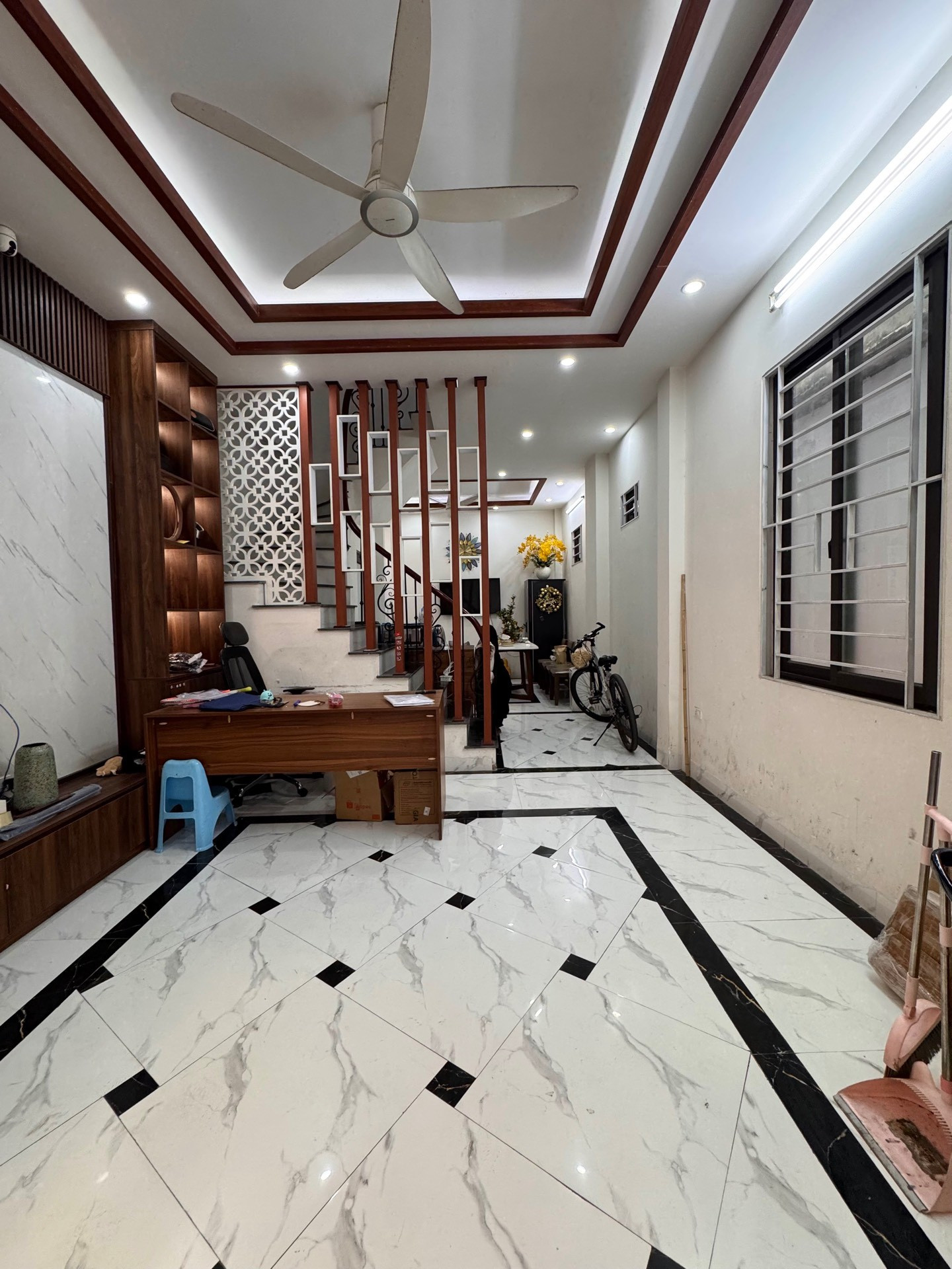 8.7 tỷ. Bán nhà phố Lạc Trung 50m2 x 5 tầng, nhà dân xây tự xây cực chắc chắn, lô góc thoáng sáng, cách phố vài bước chân