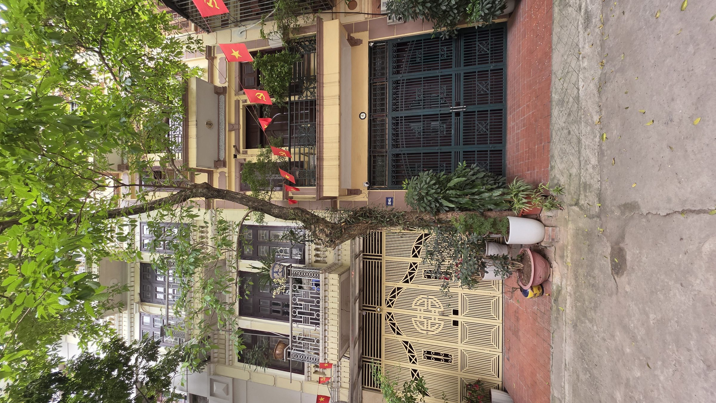 Hơn 20 tỷ mà mua được nhà phân lô Lạc Trung có gara ô tô, vỉa hè, đường 2 ô tô tránh? Có thật không?