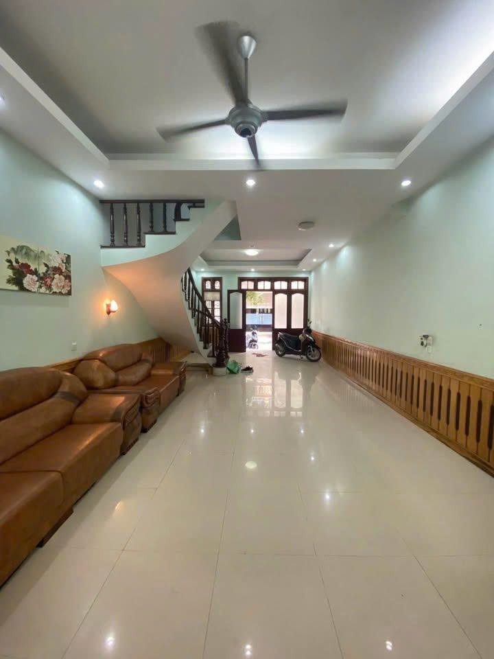 Cho thuê nhà PL - OTO - CÔNG TY ngõ 61 Lạc Trung, Hai Bà Trưng 70m*4tầng giá 20tr