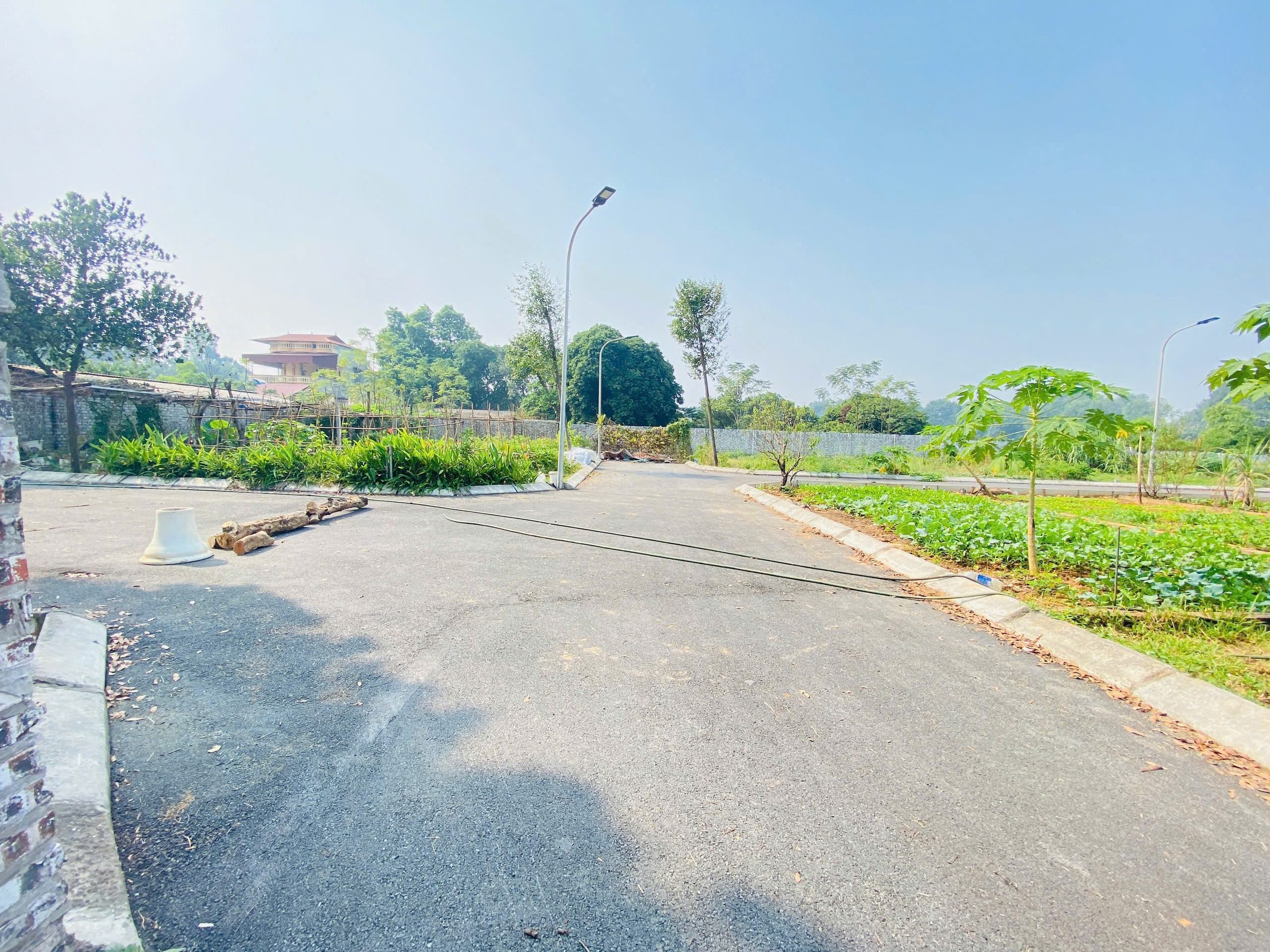 Hot nhất kv hòa lạc chỉ nhỉnh 2ty có 60,2m full đất ở nằm tại trung tâm hòa lạc di chuyển ra DHQG và CNC chỉ 5p. Lhe 0987.150.666 e dẫn đi xem đất ạ.