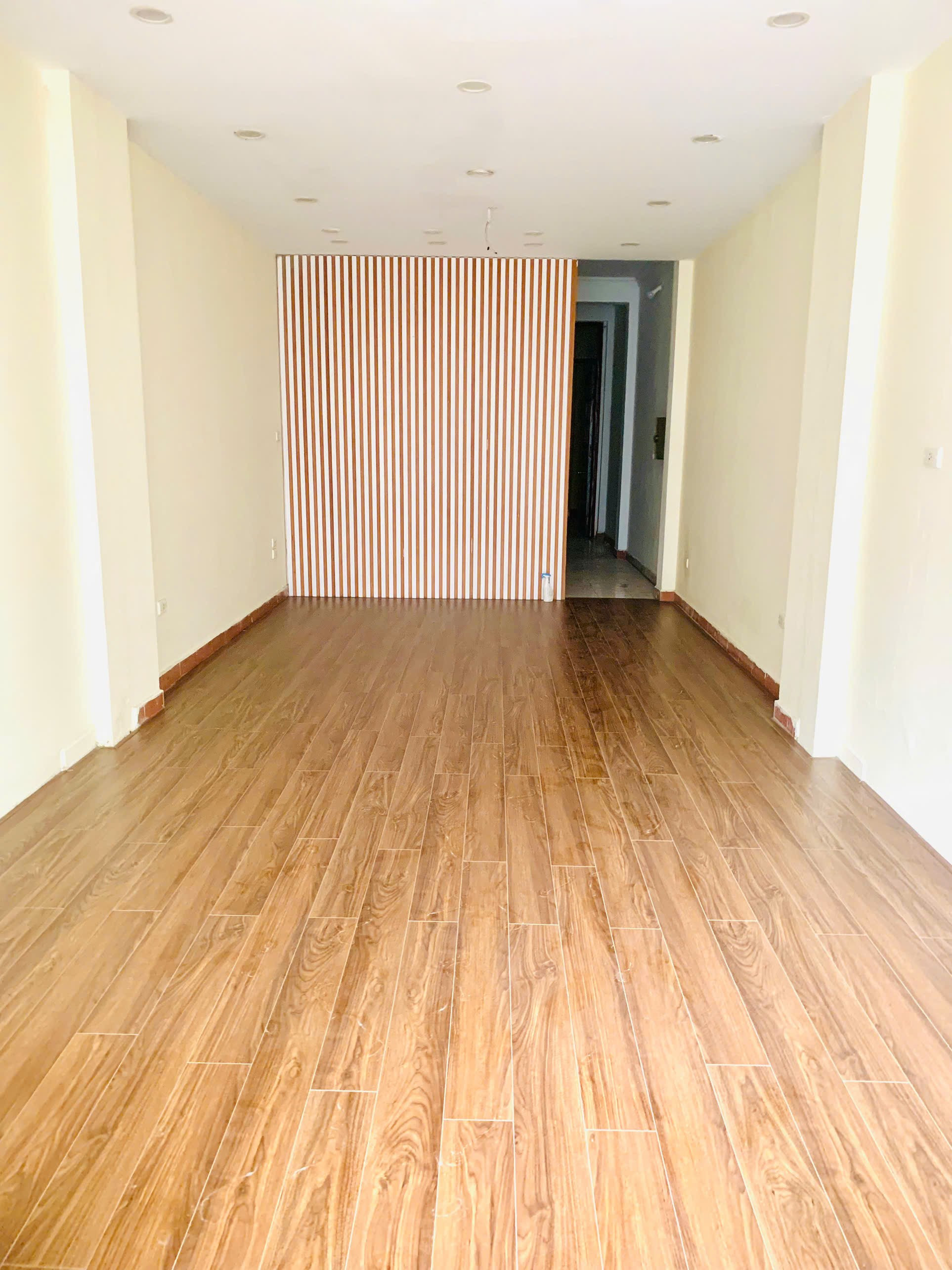 Cho Thuê Nhà 90M² 4 Tầng 4 Ngủ - Gara - Vừa Ở Vừa Kinh Doanh - Giá Thuê 32tr