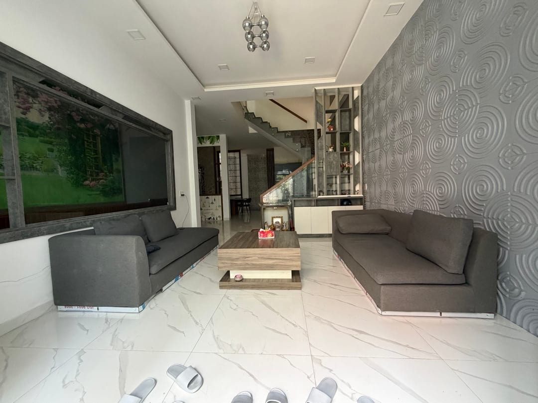 BÁN NHÀ 2T KIỆT OTO LÊ ĐÌNH LÝ - TT HẢI CHÂU- DT KHỦNG 110M2 NGANG 5,3M NỞ HẬU CHỈ 7,X TỶ.