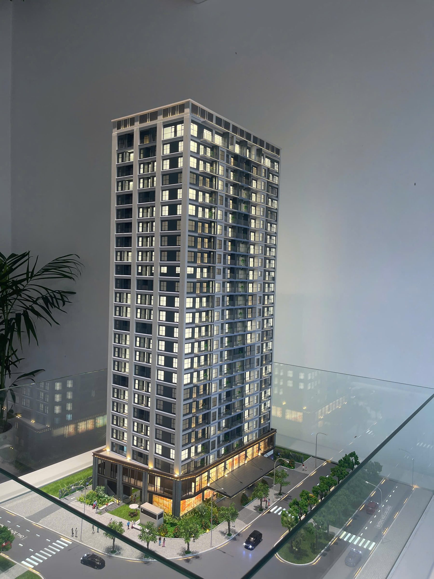 Căn hộ 2 phòng ngủ, 66,46m² tại Hiyori Aqua Tower, giá 4,x tỷ. Hướng nhìn rộng, đón gió biển, không gian riêng tư và khá yên tĩnh so với khu trung tâm. 

📍Lô số 03 - Khu A2 - 1,Lê Đức Thọ, Sơn Trà, Thành Phố Đà Nẵng 
Liên hệ: 0961 172 597 để xem dự án 