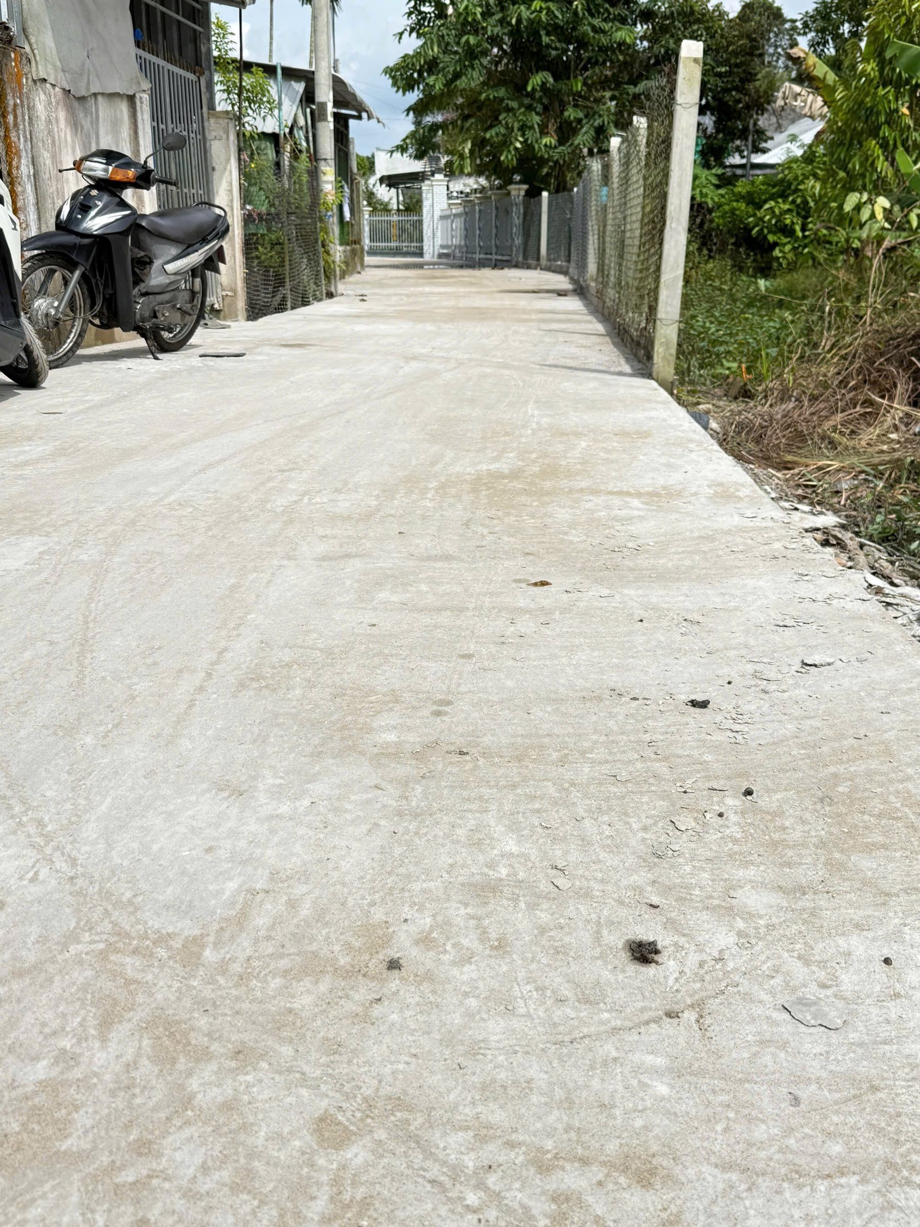 🏠BÁN Đất 666 m2 + CĂN NHÀ cấp 4 (Có 175m2 thổ cư) thuộc thuộc Kv4,( phường 4 cũ), p vị thanh. Cân thơ
🌟 Diện tích đất: Ngang 20,6 x 32,3= 666m2 ( có 175m thổ cư). Còn lại cây lâu năm. 
🏠 DT Nhà: ngang 6m dài 18m; Gồm 1 phòng khách, 02 phòng ngủ, 02 nhà
