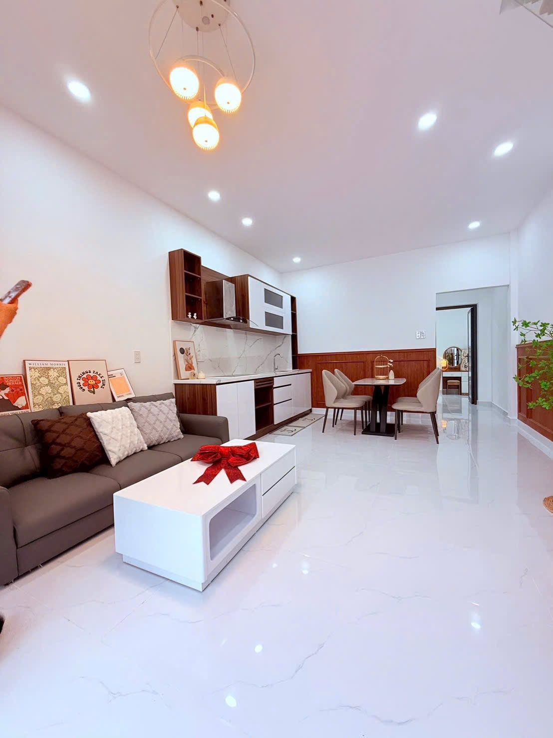 💥Siêu Phẩm Nhà 2 tầng kiên cố - Full nội thất mới đẹp 💥 Hẻm Lê Hồng Phong , Phước Hải , TP. Nha Trang

- Dt : 63,7m2 ngang 4,2m 
- Kết cấu : 4 P.Ngủ đều có cửa sổ thoáng mát  , 3 Wc , P. Thờ ,  P . khách , P. Phơi , Bếp , Sân để xe ... 
- Hướng: Đông 