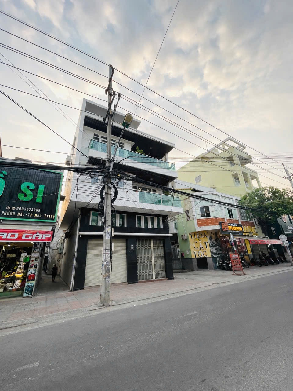Bán NHÀ GÓC 3 MẶT THOÁNG
        MẶT TIỀN ĐƯỜNG Lê Hồng Phong
        Kết cấu 4 tầng
* Diện tích: 78,3 m² . Mặt tiền 8.1 m
* Thiết kế: 2 phòng khách, 1 bếp, 3 phòng ngủ, 3 WC , gara ô tô riêng biệt