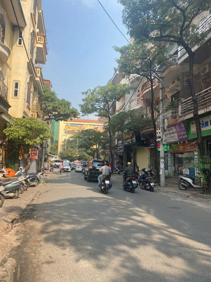 Bán gấp nhà 4 tầng mặt phố Lê Hồng Phong, 60m2, mặt tiền 4,7m, vị trí đẹp, kinh doanh sầm uất, giá 26 tỷ