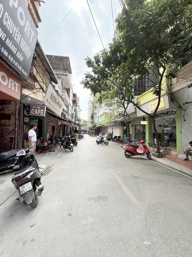 Bán gấp nhà đẹp 4 tầng mặt phố Hoàng Hoa Thám, 77m2, mặt tiền rộng 5m, vị trí đẹp, kinh doanh sầm uất, giá 31.8 tỷ